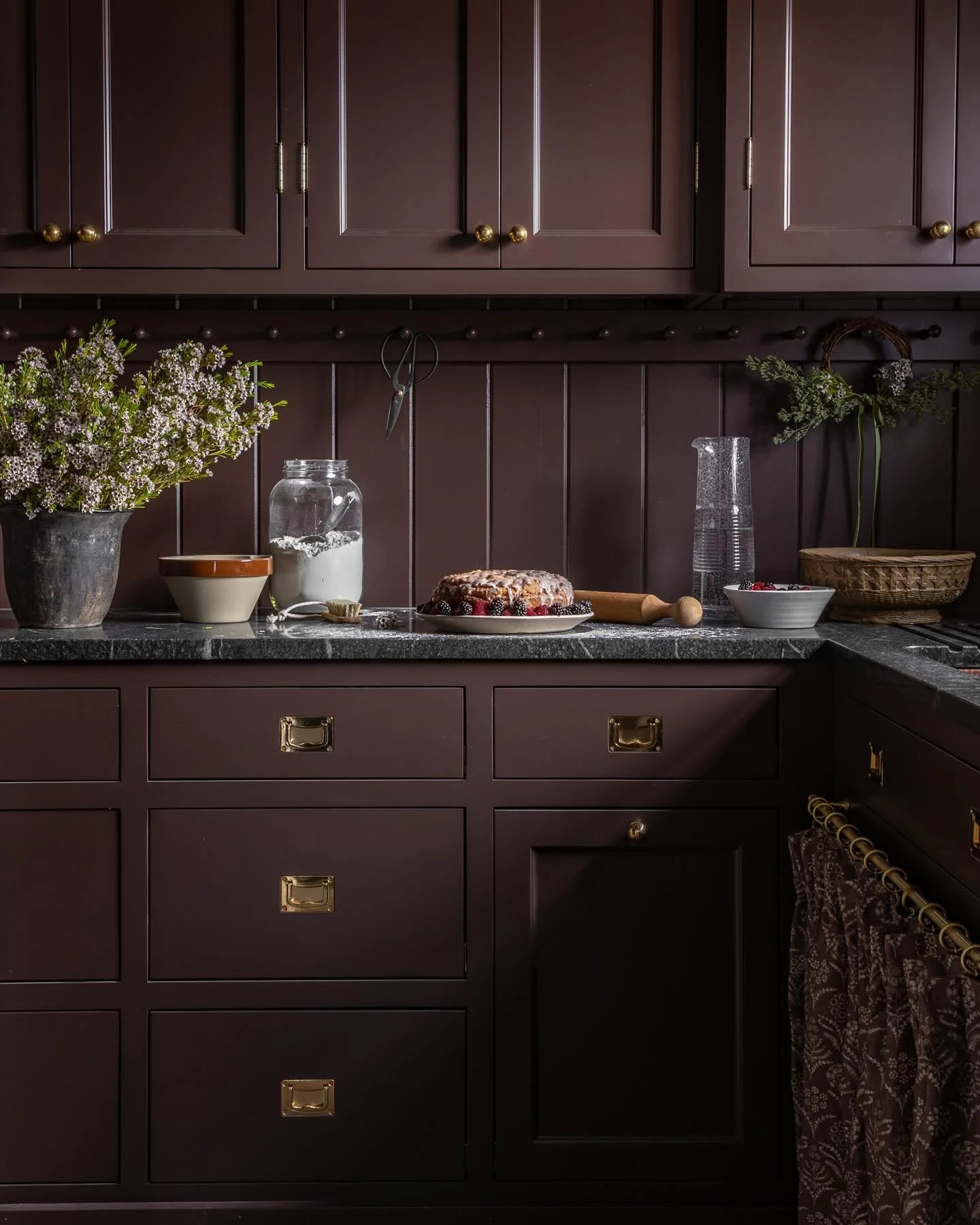 Heading into the new year yapping about the importance of color balancing with @homesandgardensofficial! I share the formula we use to, as editor @charlotteolby says, create harmony between more color-confident rooms and pared-back spaces. (You&rsquo