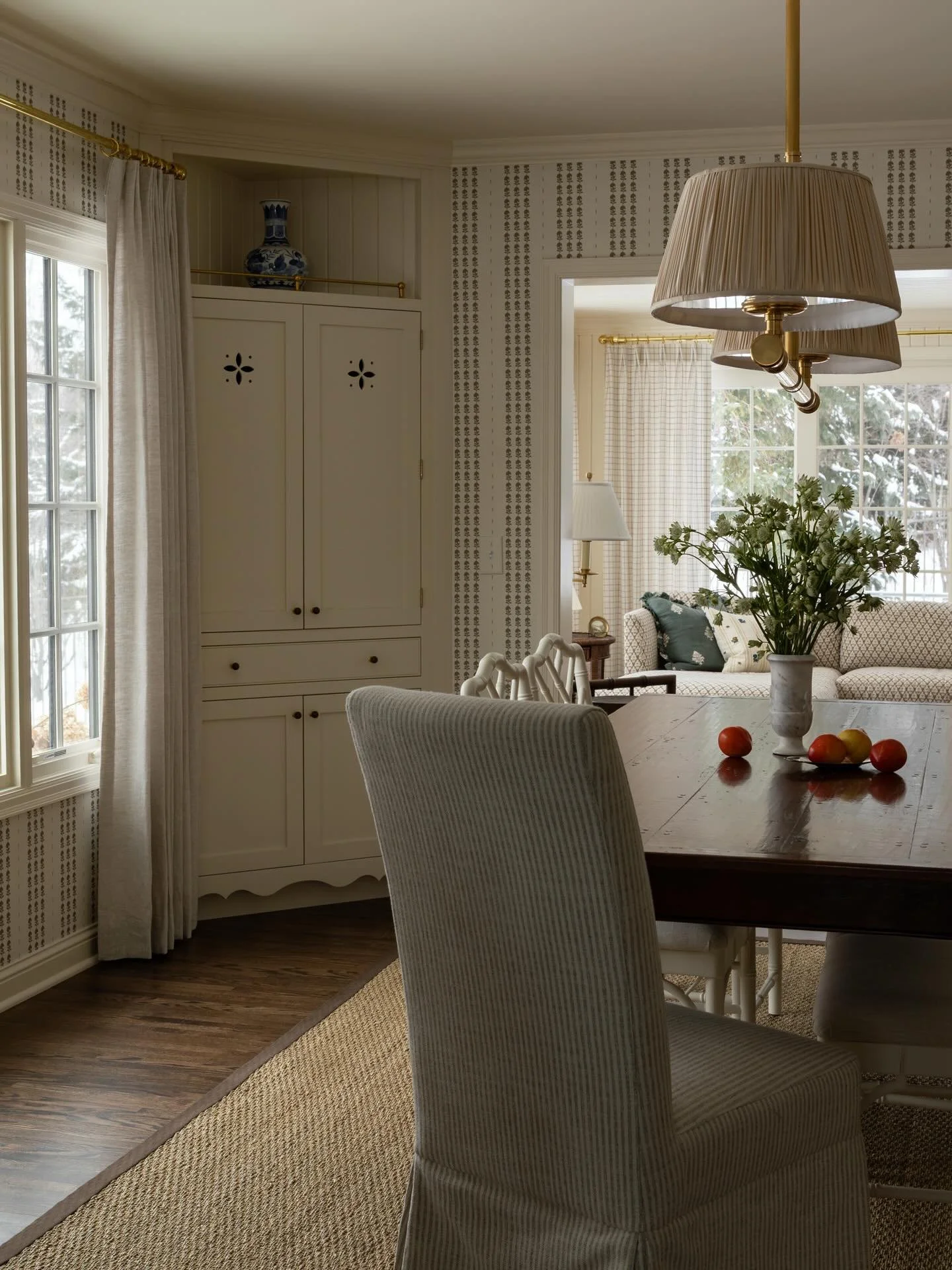 We think our custom millwork shines in every project, but it really, really, really shines in #OhoClassicTraditional. We leaned into adding charm and a collected, cozy feeling wherever we could, which meant custom cutout details in the dining room, m