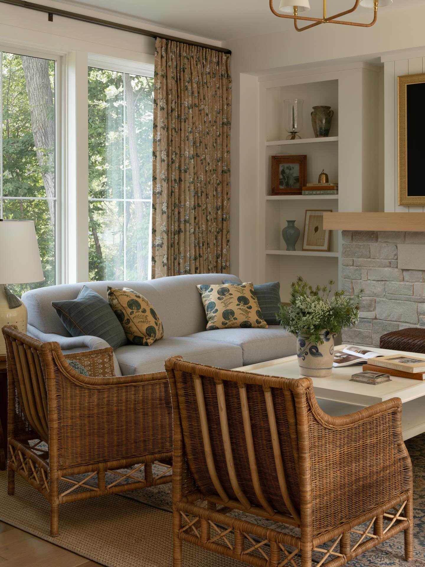 Family rooms are our favorite 🫶. To bring this space to life, we opted to thoughtfully layer in texture, most notably with woven rattan accents in the furniture, decor and even window treatments.&nbsp;

Photography by @judithmarilyn_
Styling by @cha
