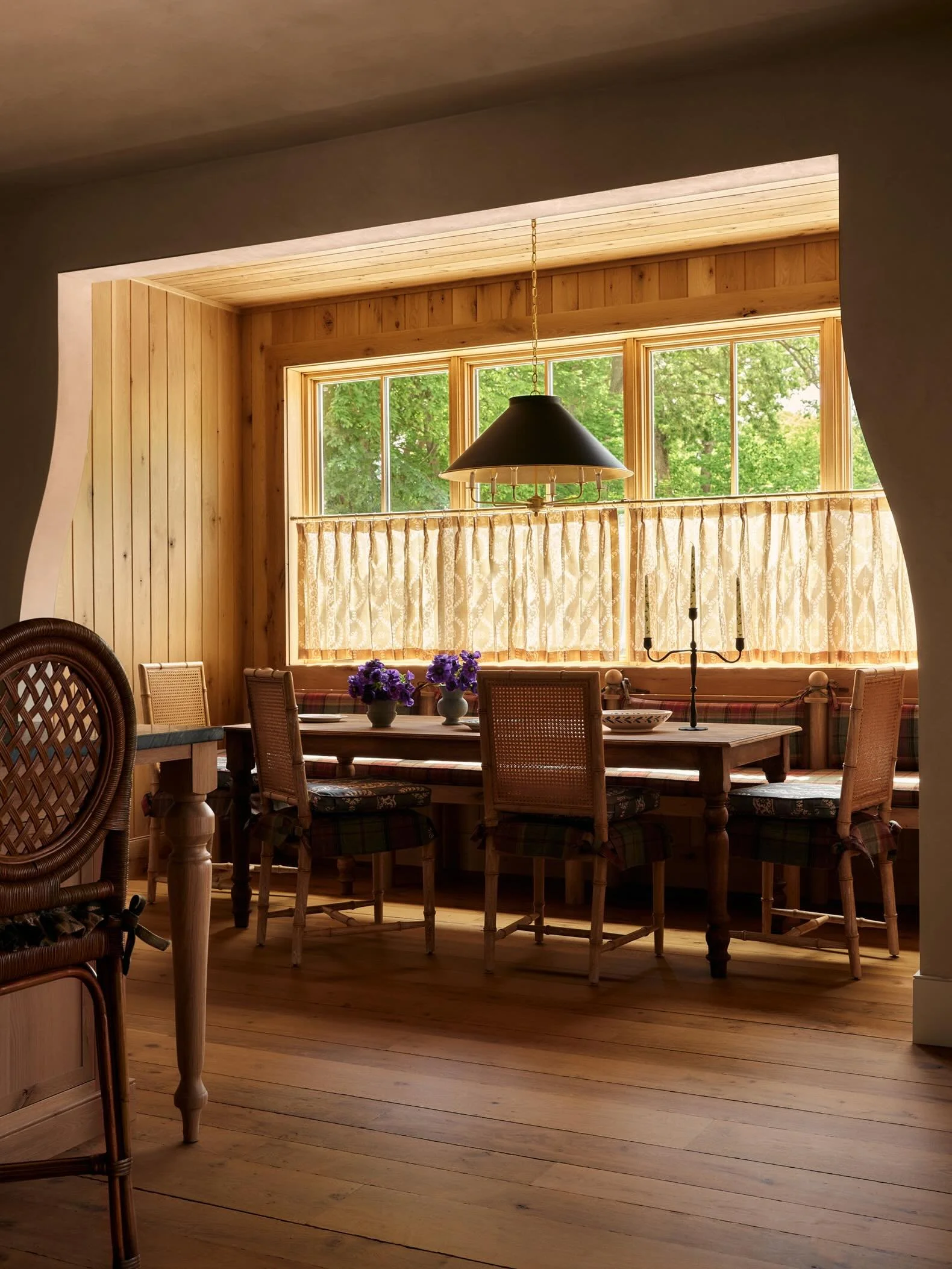 Your first look at the dining nook in @mysahus. Every detail here turned out better than we could have imagined, from the custom curve that frames the nook to the pine-clad walls and even how the color of the trees peeks through. And don&rsquo;t get 