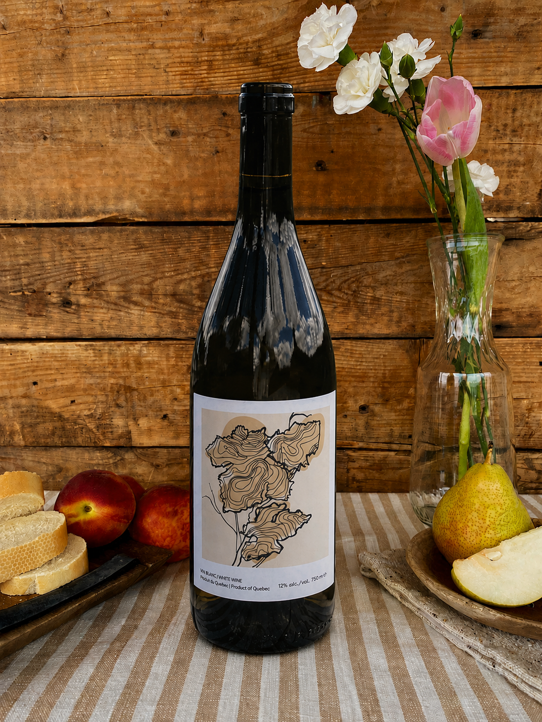 Vin blanc "Blanc en Chêne" cépage Frontenac Gris Pressé, vieilli 3 mois en fût de chêne, avec des notes de dégustation de pain grillé, poire et une touche boisée. Ce vin blanc est aromatique, à servir frais à 8 degrés, avec un taux d'alcool de 12% et