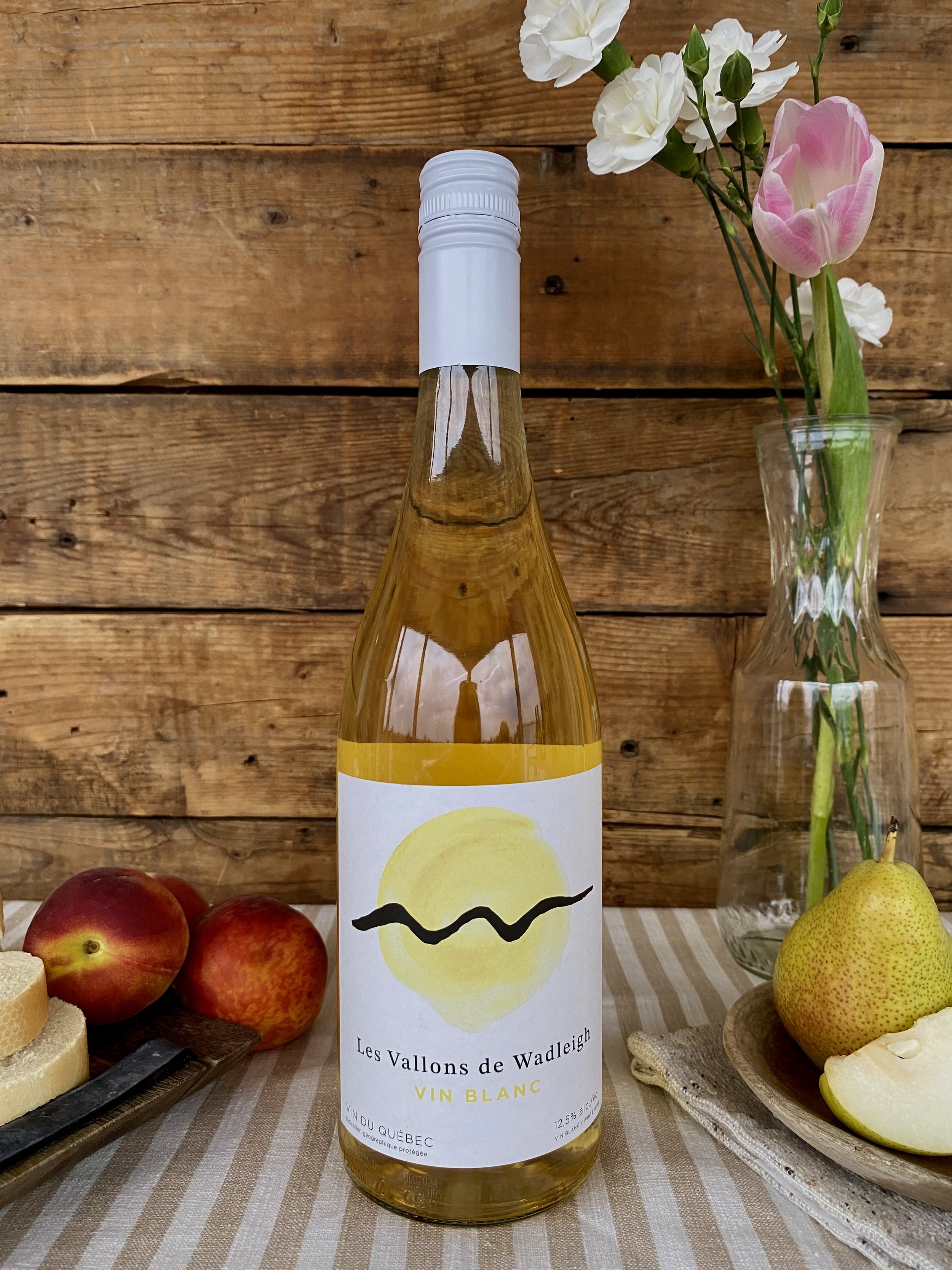 Vin blanc cépage Frontenac Blanc, avec des notes de dégustation de poire, pêche et ananas. Ce vin blanc est sec et rafraîchissant, à servir frais à 8 degrés, avec un taux d'alcool de 12% et un sucre résiduel de ≤ 1 g/l.