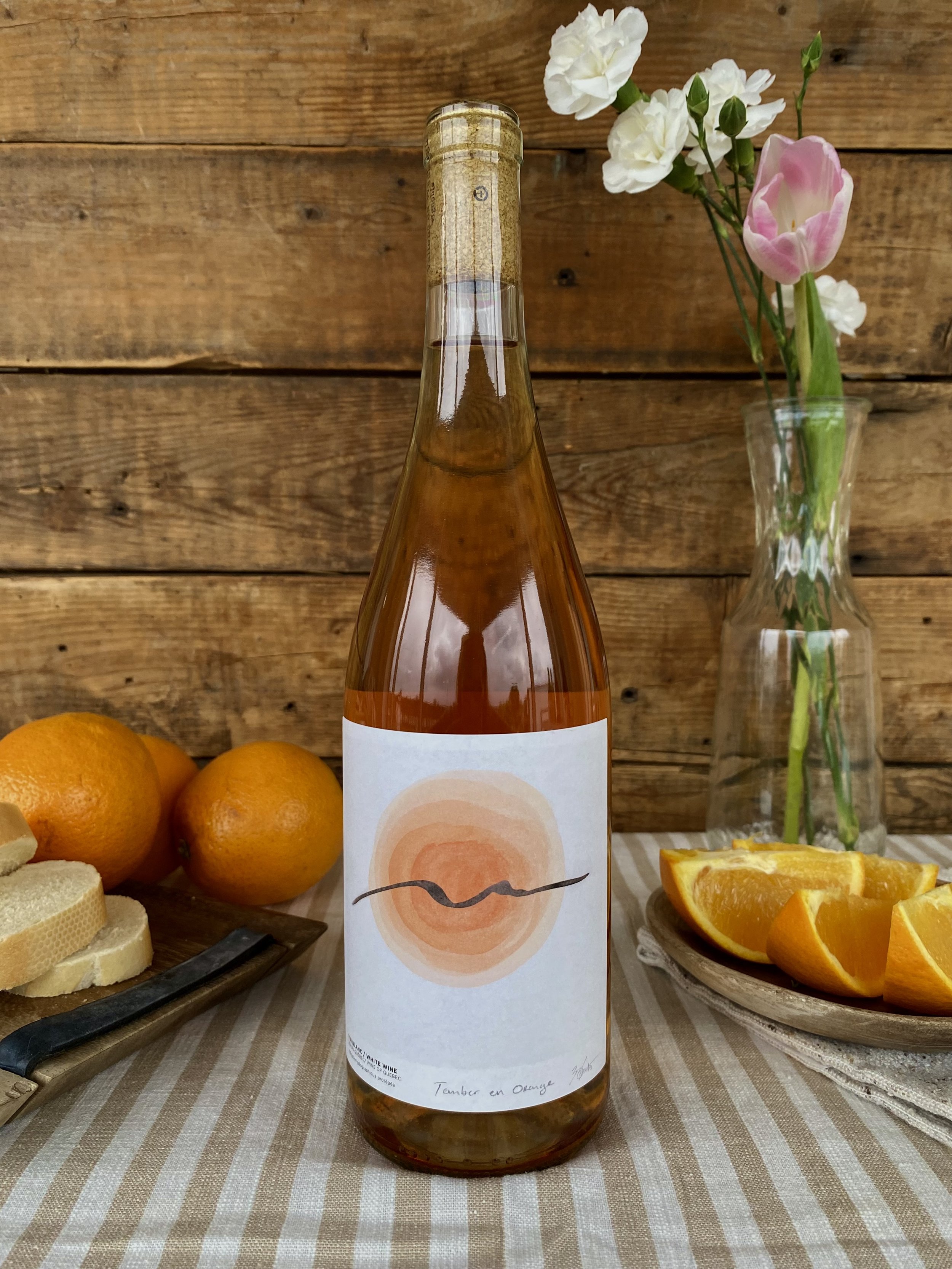 Vin orange "Tomber en Orange" cépages Frontenac Gris et Frontenac Blanc, avec des notes de dégustation d'orange, zeste d’orange, et un petit côté tannique. Ce vin orange est léger et rafraîchissant, à servir frais à 8 degrés, avec un taux d'alcool de