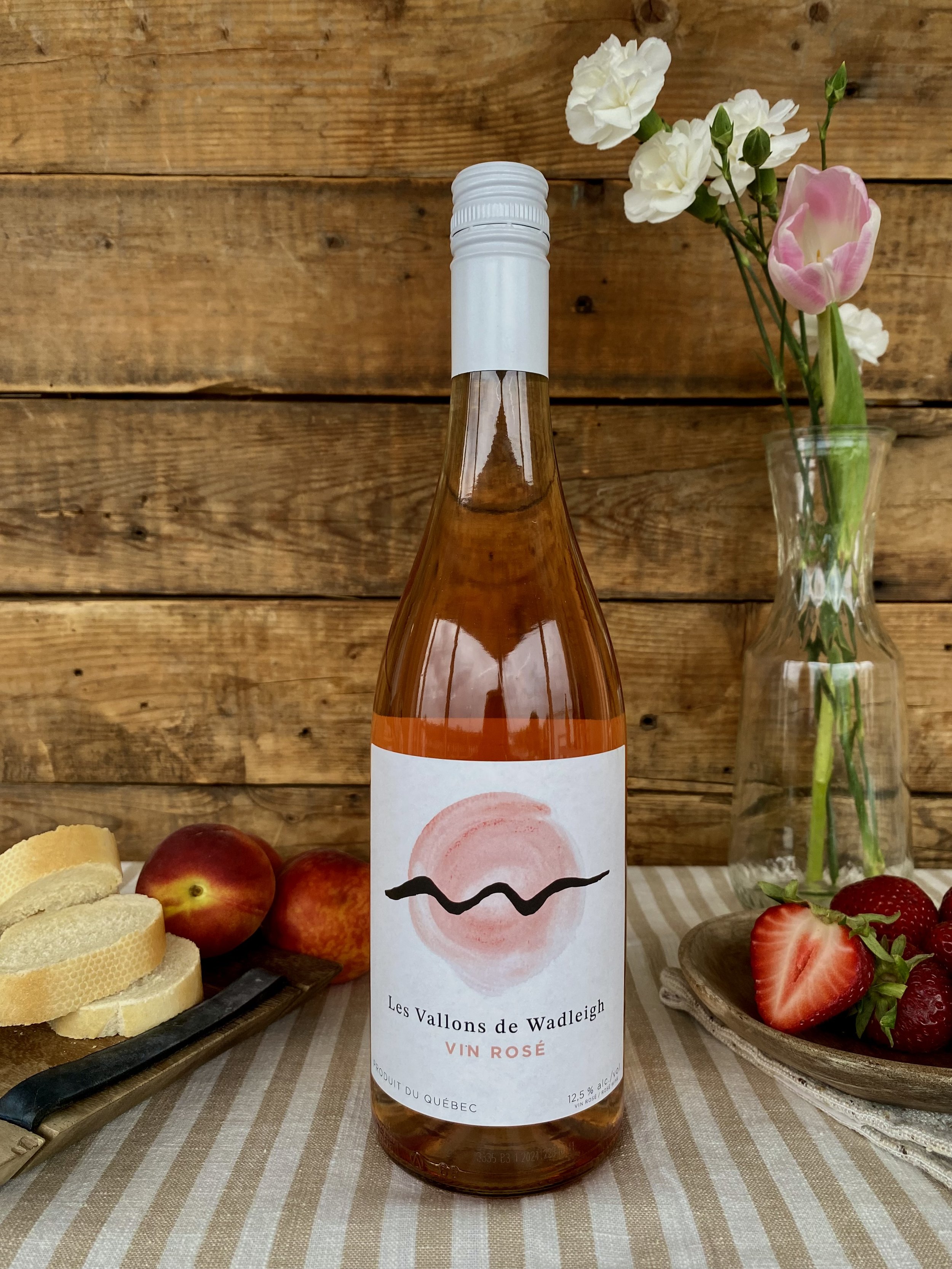 Vin rosé cépage Frontenac Gris, avec des notes de dégustation de fraise et des touches florales. Ce vin rosé est léger et rafraîchissant, à servir frais à 8 degrés, avec un taux d'alcool de 12,4% et un sucre résiduel de ≤ 1 g/l.