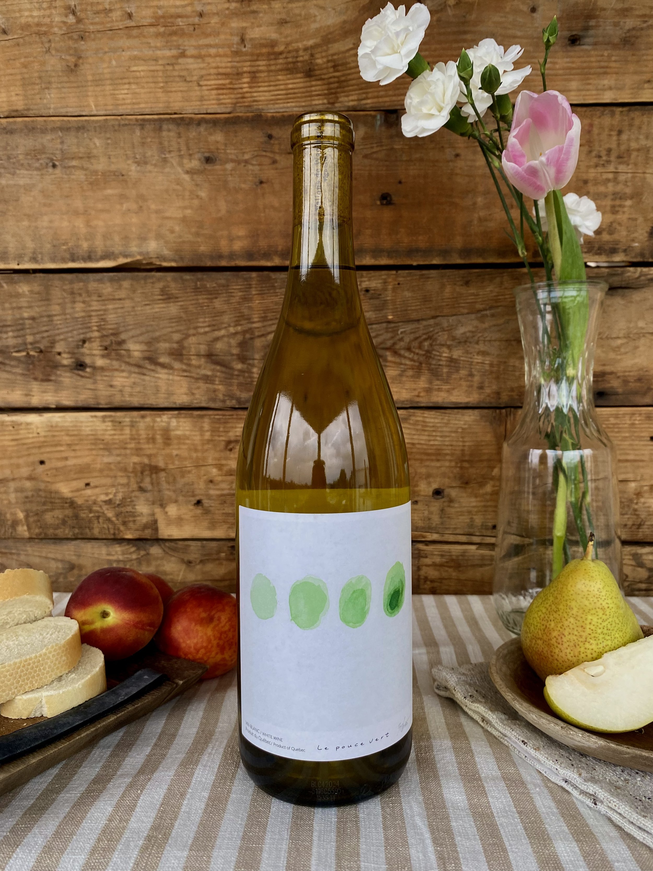 Vin blanc "Blanc à la Quatre" cépages Acadie et Saint-Pépin, avec des notes de dégustation de fleurs blanches, pêche et amande. Ce vin blanc est frais et désaltérant, à servir frais à 8 degrés, avec un taux d'alcool de 12% et un sucre résiduel de ≤ 1
