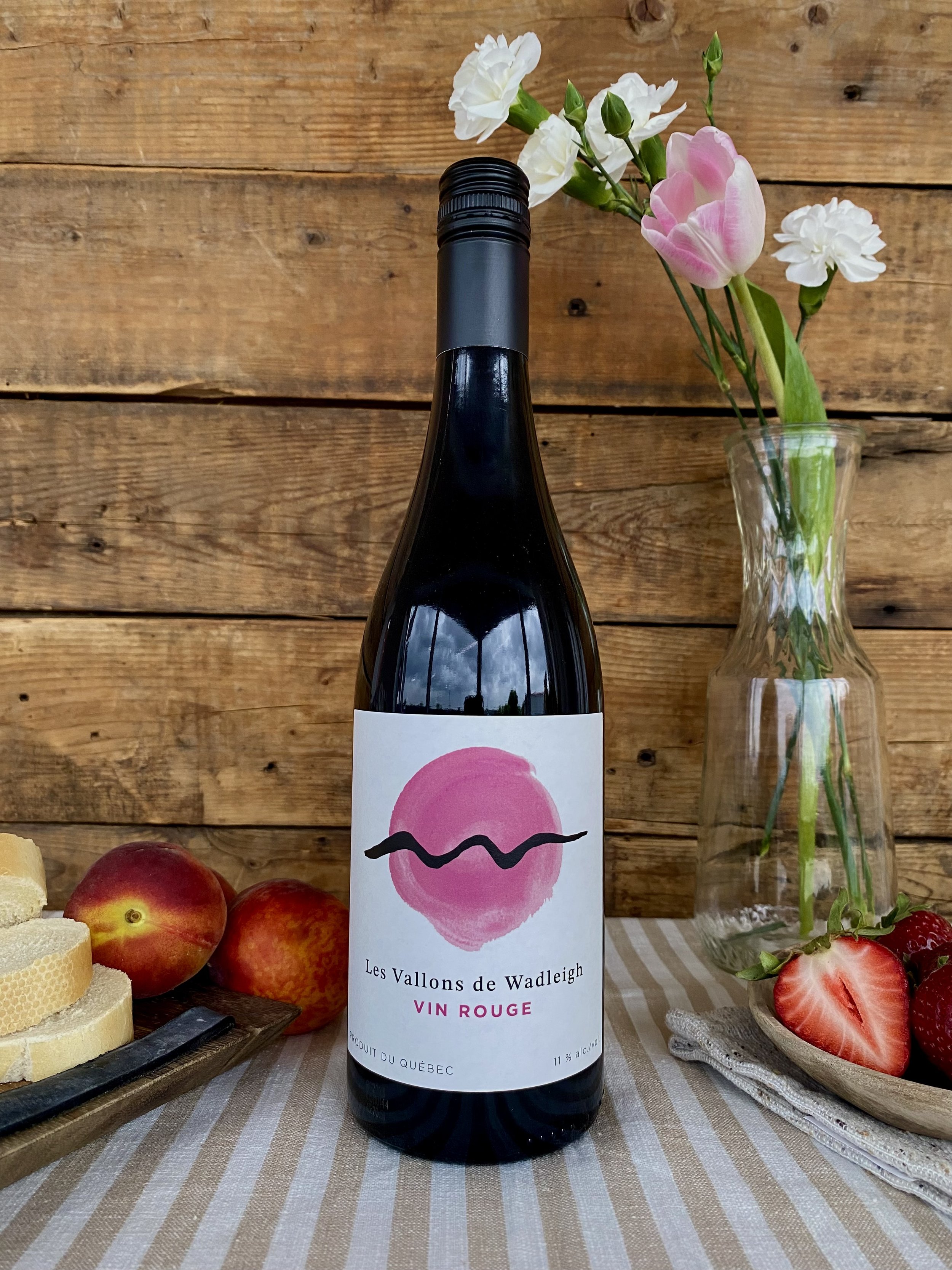 Vin rouge cépage Frontenac Noir, avec des notes de dégustation de cerise et de petits fruits rouges. Ce vin rouge est équilibré et aromatique, à servir frais à 11 degrés, avec un taux d'alcool de 12% et un sucre résiduel de ≤ 1 g/l.
