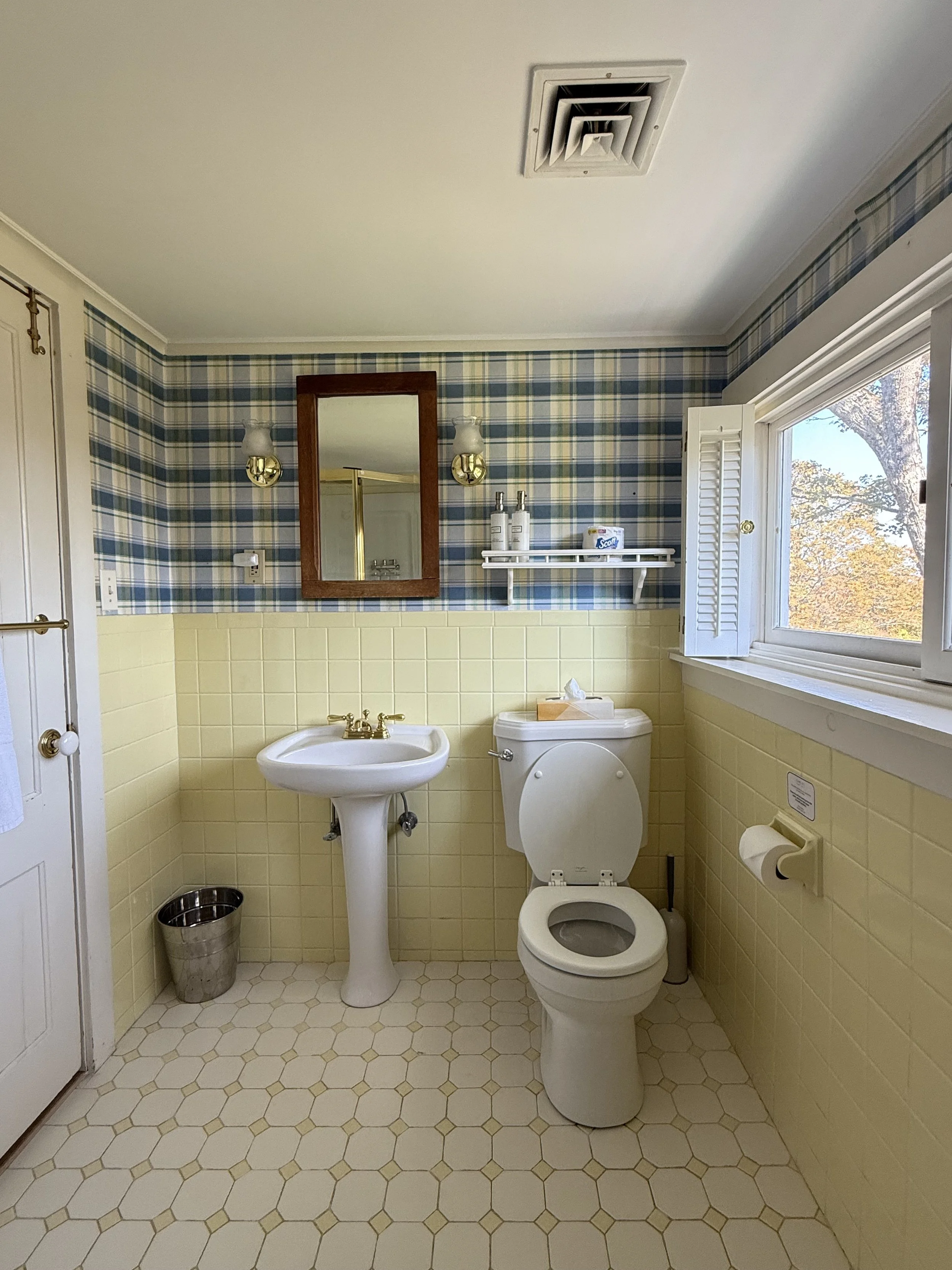 Encore room: bathroom