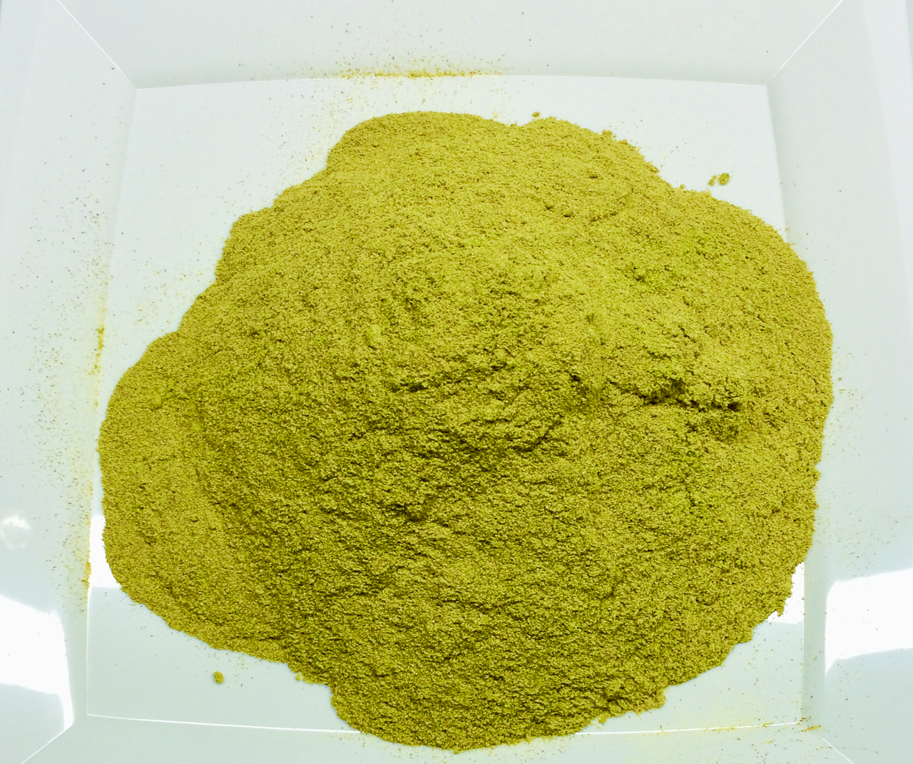 Finely ground meadowsweet herbal tea powder with light floral character

