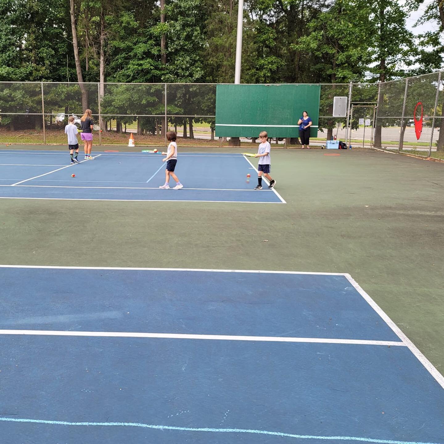 Come for the fun and tennis 🎾 stay for the special snack at the end! 🍭
.
Sign up to join us for our LAST kids clinic this Tuesday 8/23! 
.
Ace the end of summer with the kids clinics from 5-6pm at the tanglewood hard courts
.
#advantage #advantaget