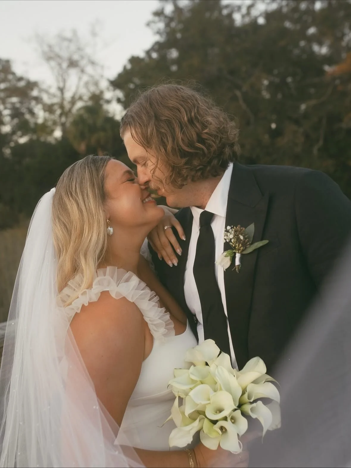 Happy one year anniversary to @charlechner @nickhills1928! What a beautiful October day in the lowcountry. Guests enjoyed the live oaks @honeyhornevents champagne by the ceremony, coastal chic vibes, &amp; danced all night to @therisingtidechs 🥂
@ra