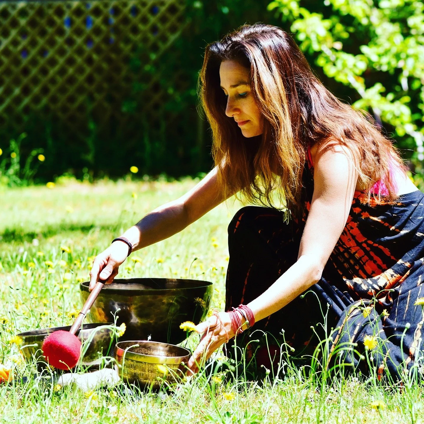 This isn’t a spa treatment.
It’s a release ceremony.
✨Panchakarma — the ancient Ayurvedic purification ritual — uses warm medicated oils, herbal steam, and deep rest to help your body let go of what’s heavy.
Instead of