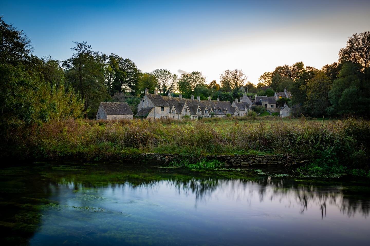 The stunning Arlington Row in Bibury, Gloucestershire - how I would love to own one of these cottages, but not sure I would like the thousands of tourists peeking through my windows!! Glad I found a quiet moment to get the shot! 📷
.
.
.
.
#emmameekp
