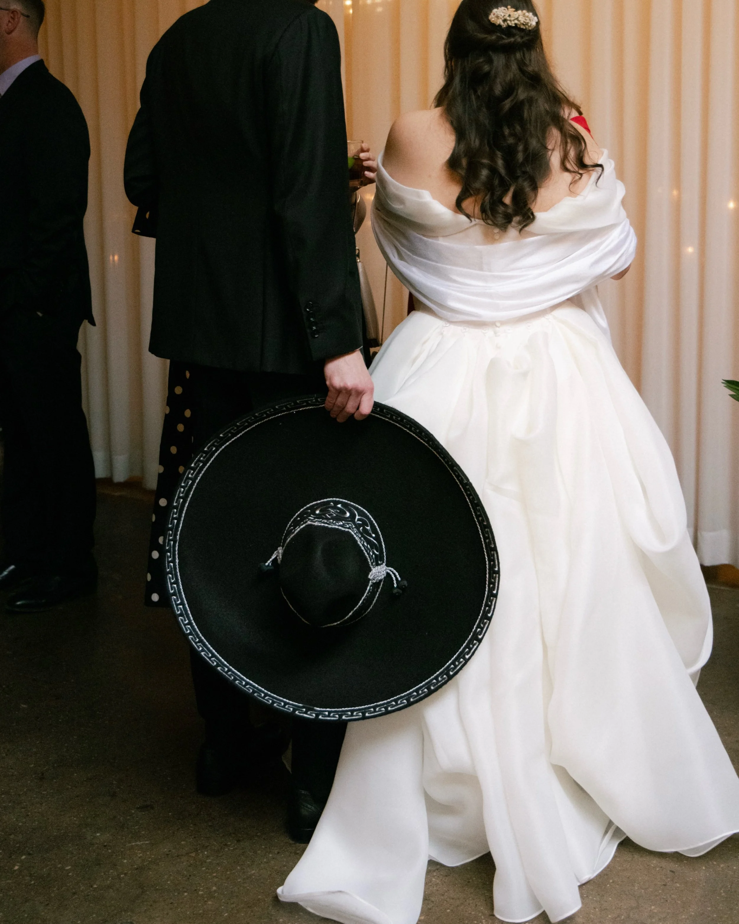 Some favorites from cocktail hour, where I spent the whole time absolutely vibing to the mariachi band

Venue @the.arbory 

Work for @vonschonhoff_photography