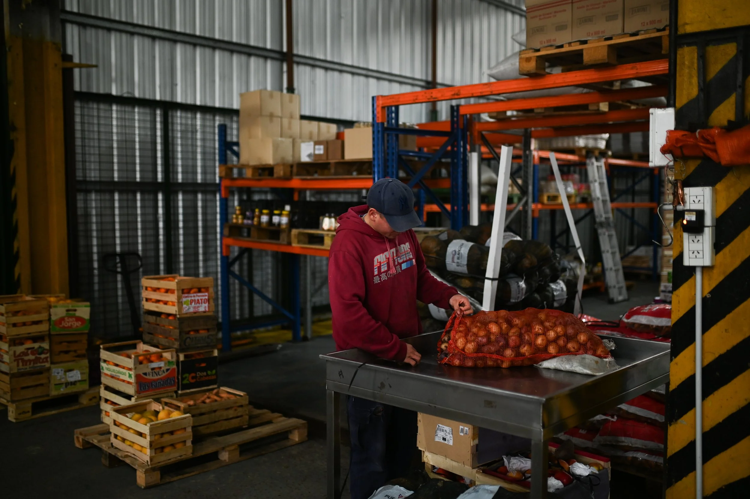 Franco Gabriel Gari, trabajador de Alta Red, coloca los papines en bolsas de 18 kilos para su comercialización en el Mercado Central de Buenos Aires, en la provincia de Buenos Aires, martes 30 de septiembre del 2026. 