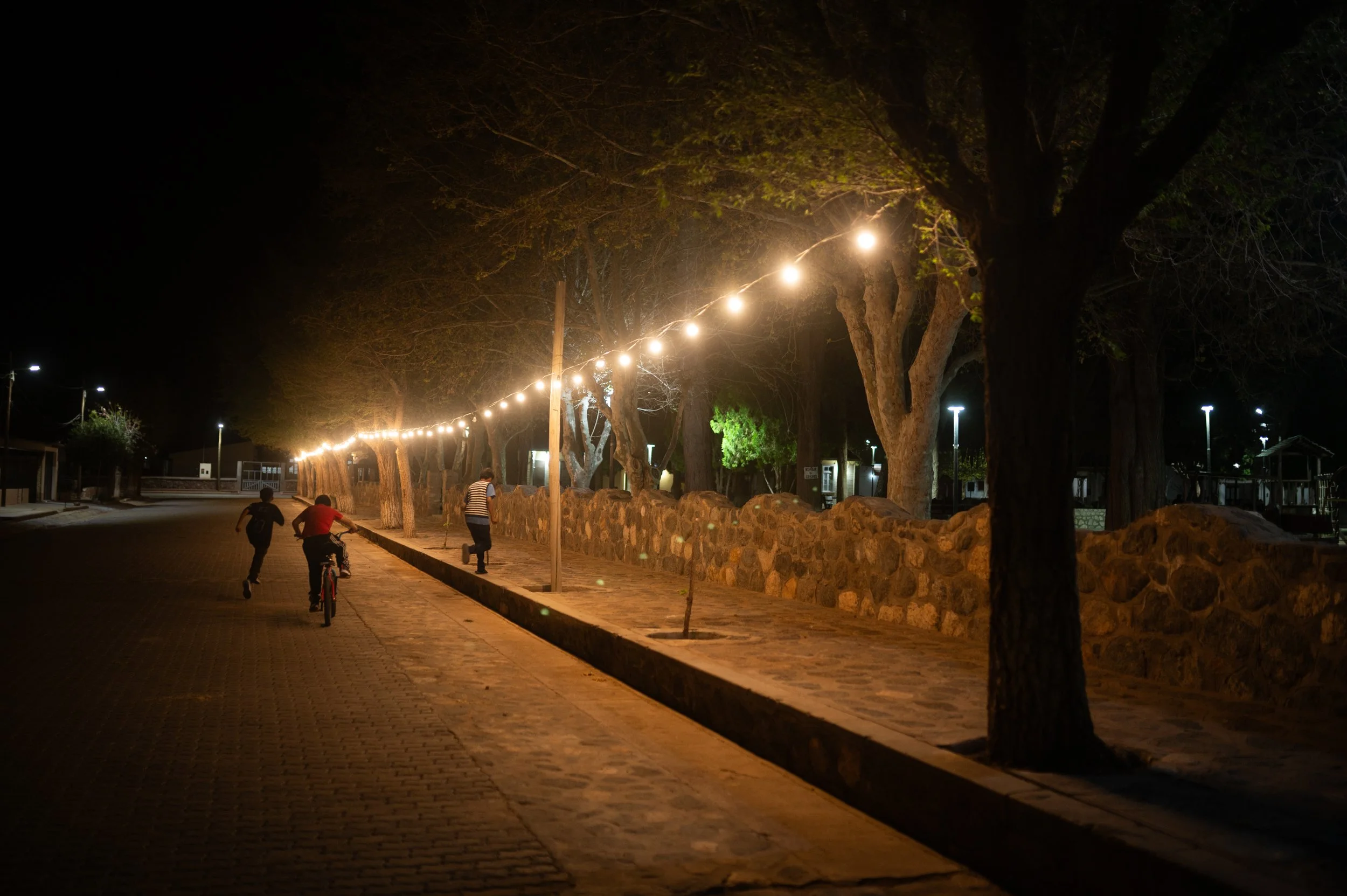 Niños juegan por la noche en  la localidad de Molinos, Salta, viernes 28 de agosto del 2026. Fotografía de Mario De Fina.
