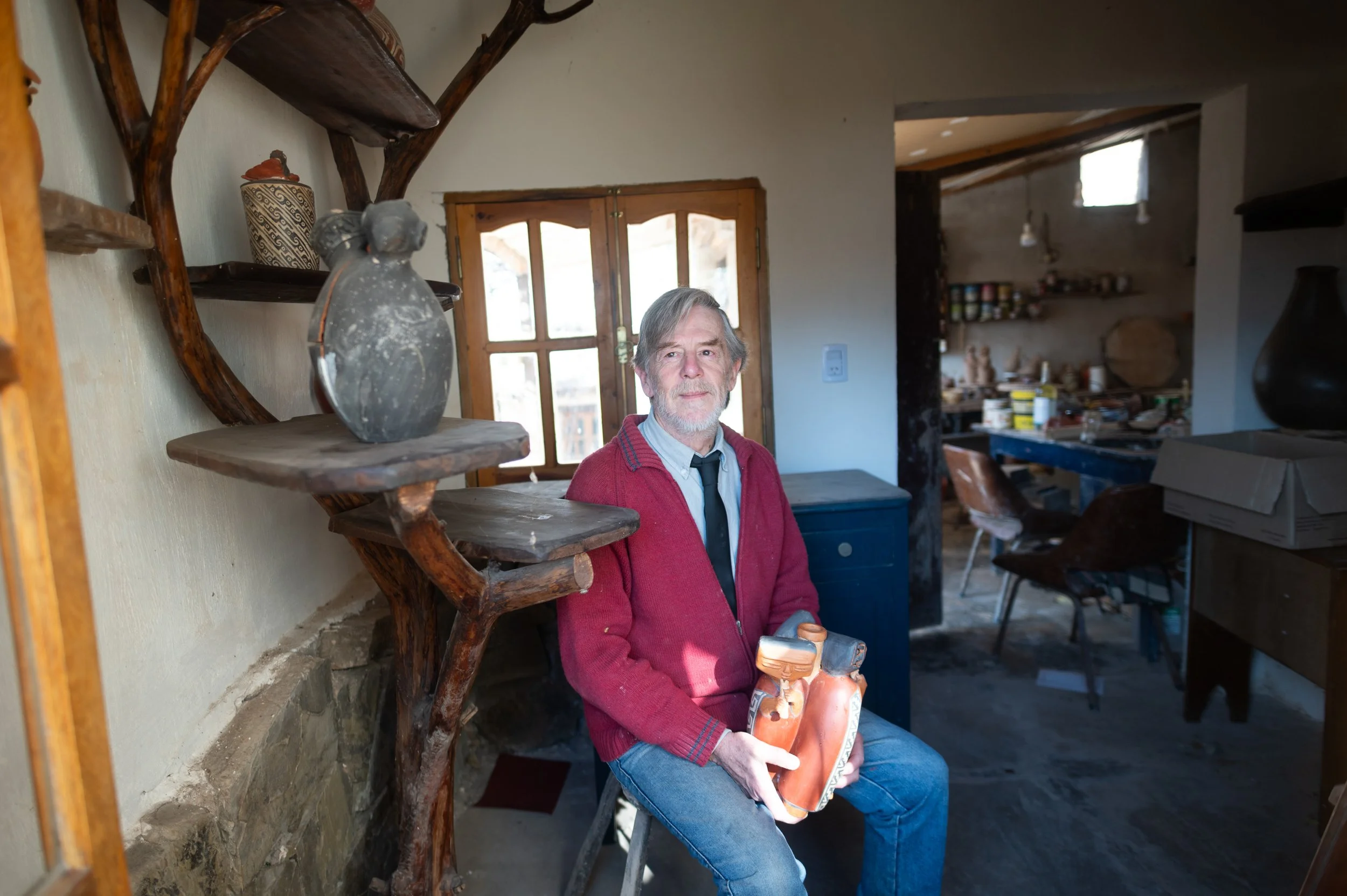Osvaldo Cassina posa para una fotografía en su showroom junto a una jarra silbadora en la provincia de Salta, martes 25 de agosto del 2026. 