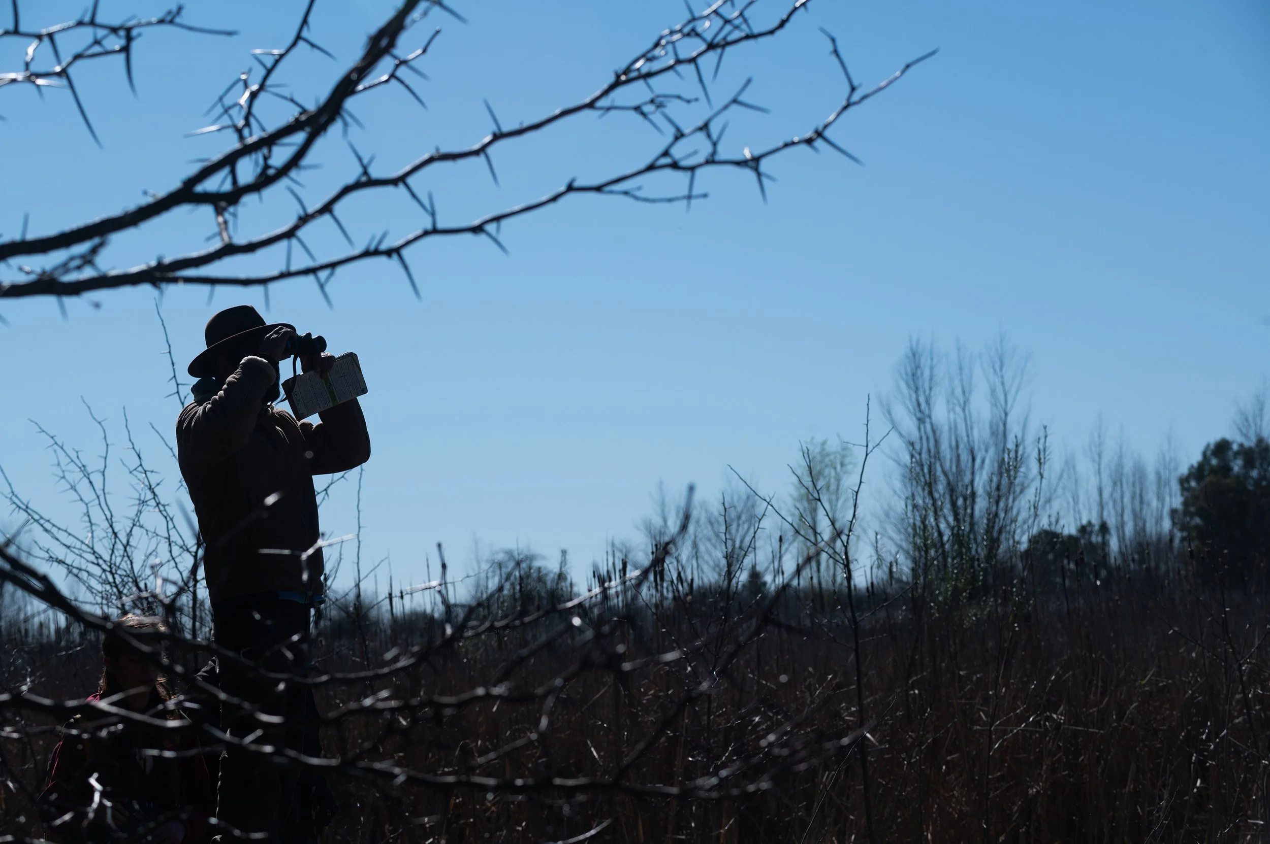 Un guardaparques observa aves en la Reserva Natural Laguna de San Vicente, domingo 9 de agosto del 2026.