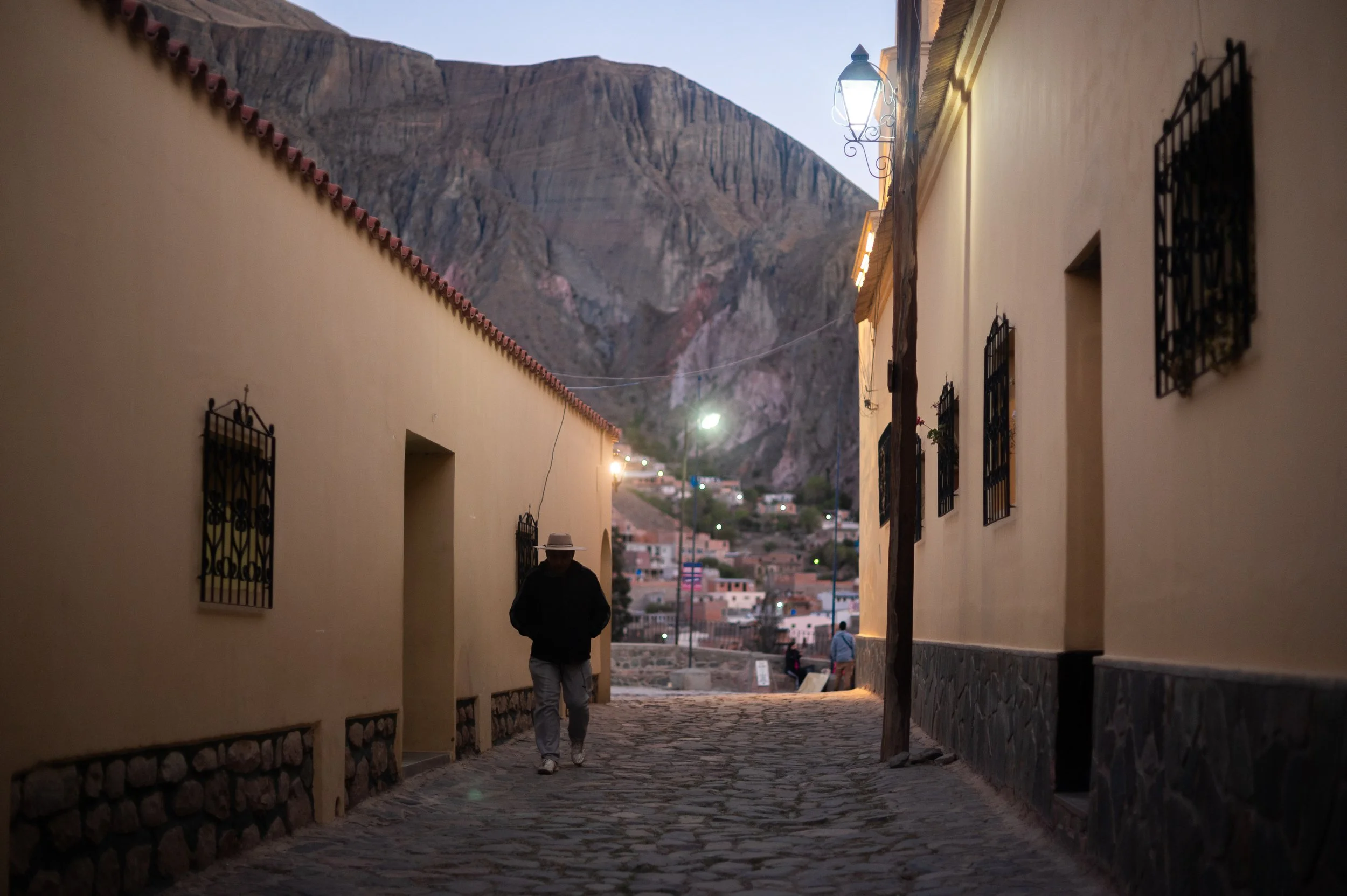 Un lugareño camina al atardecer por el centro del pueblo de Iruya, en la provincia de Salta, lunes 31 de agosto del 2026. 
