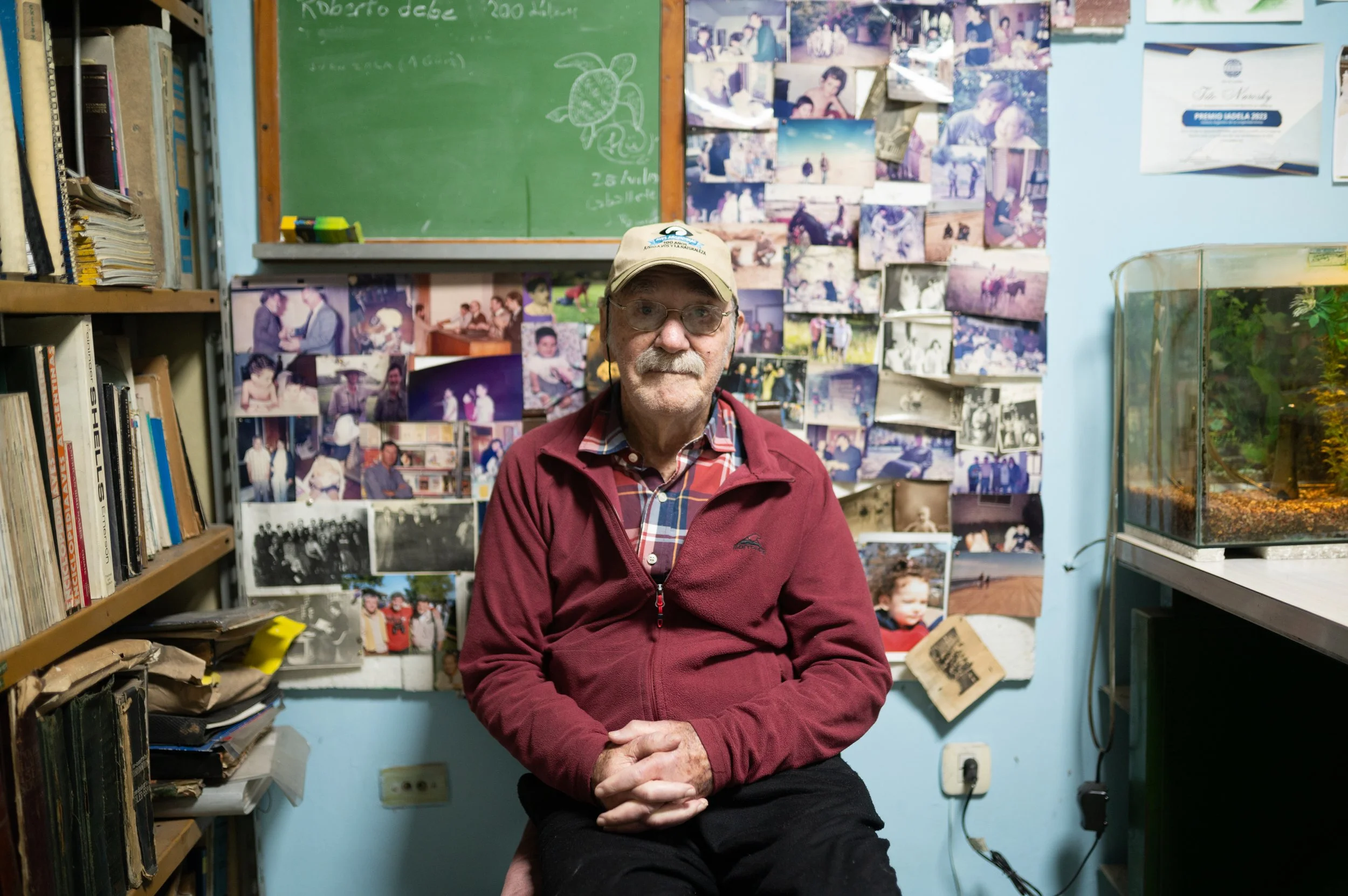 Samuel “Tito” Narosky posa para una fotografía en su oficina en la que continúa trabajando a sus 94 años. Fotografía de Mario De Fina.
