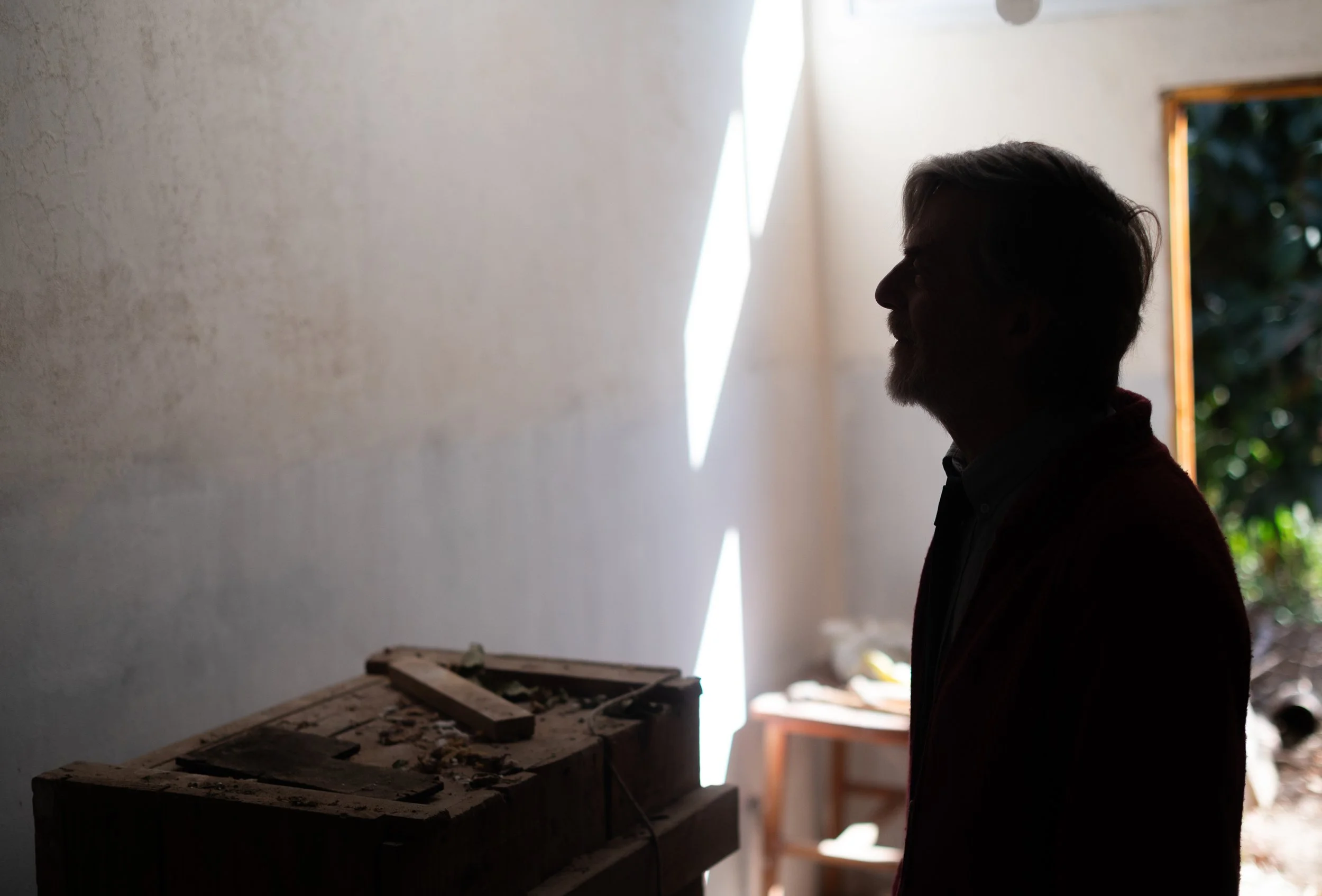 Un contraluz de Osvaldo Cassina en su estudio en la provincia de Salta, martes 25 de agosto del 2026.