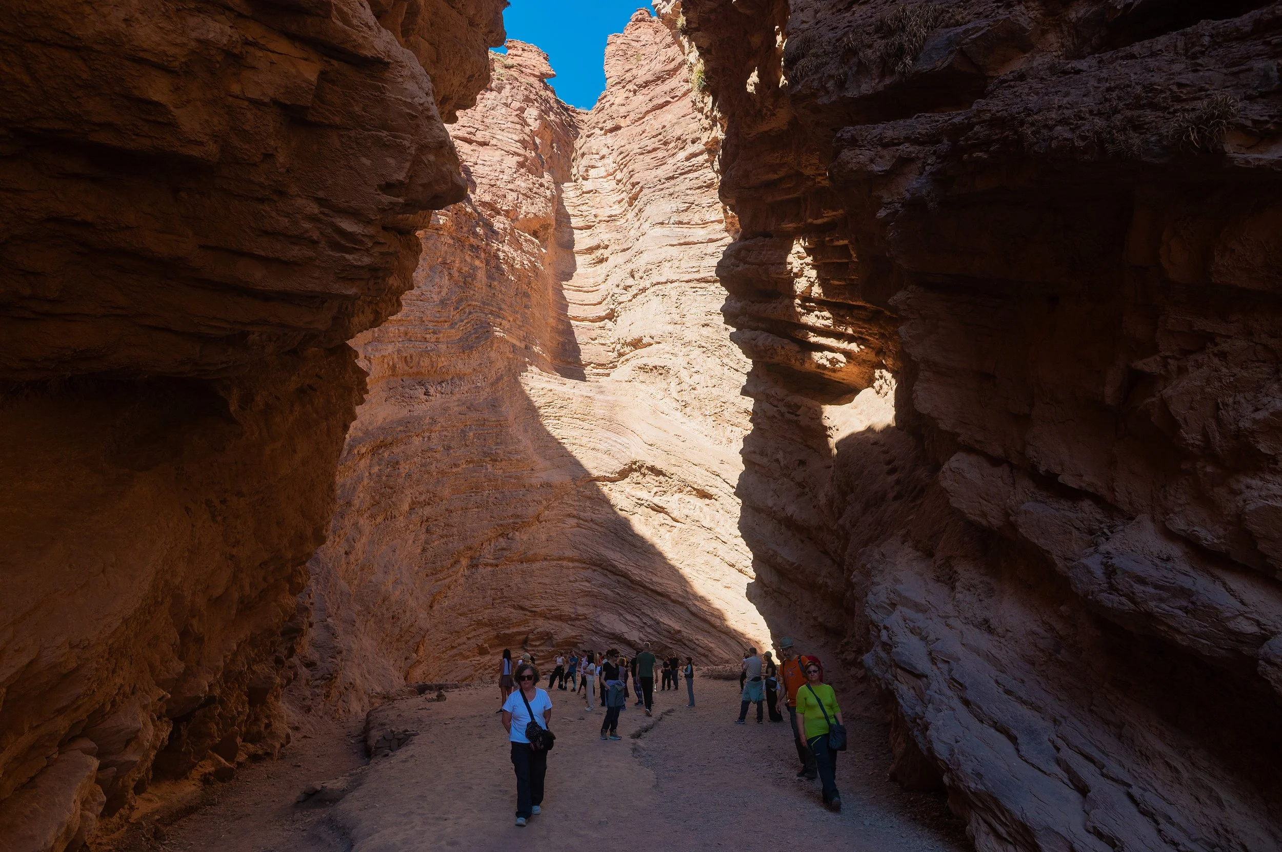 Turistas recorren “El Anfiteatro”, en la Quebrada de las Conchas, en Cafayate, Salta, miércoles 26 de agosto del 2026. Fotografía de Mario De Fina.
