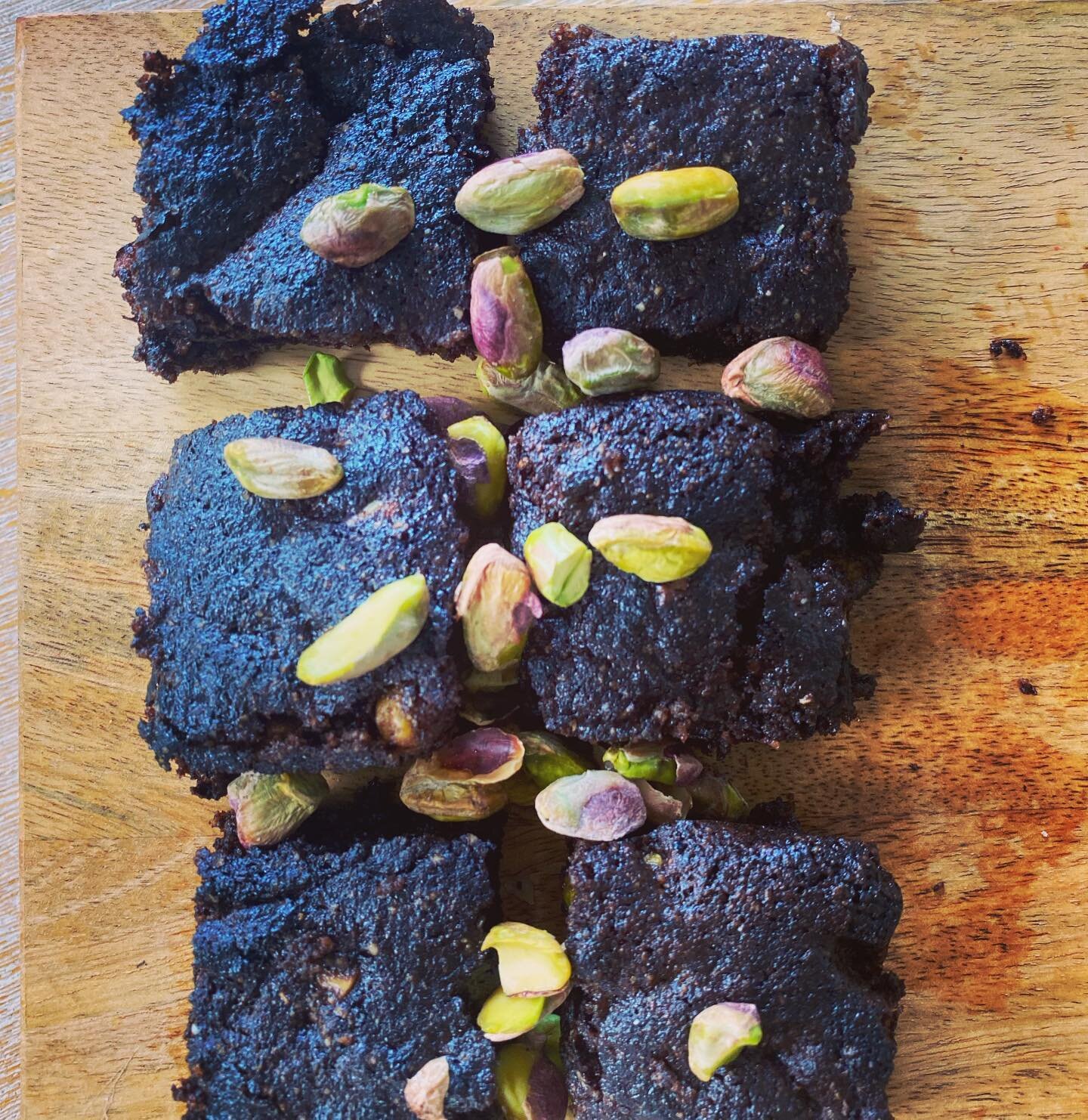 EASTER PISTACHIO BROWNIES | Crispy top, with a gooey centre, studded with crushed pistachios, these healthier brownies are gluten free, dairy free and keto-perfect for Easter Sunday snacking! They have high levels of unsaturated fatty acids and potas
