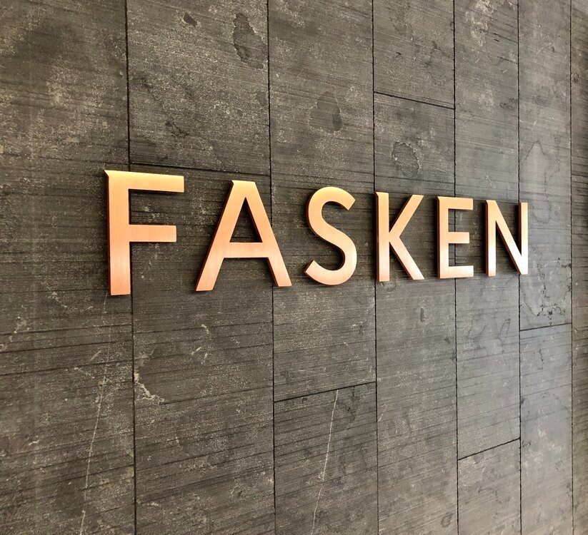 Lettres du logo Fasken en cuivre brossé