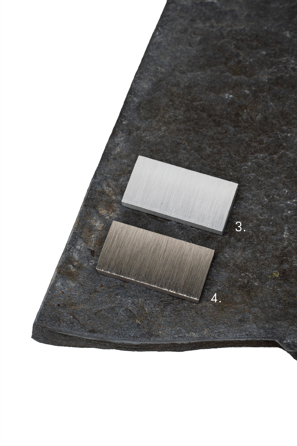 Comparaison des échantillons d'acier inoxydable et d'aluminium