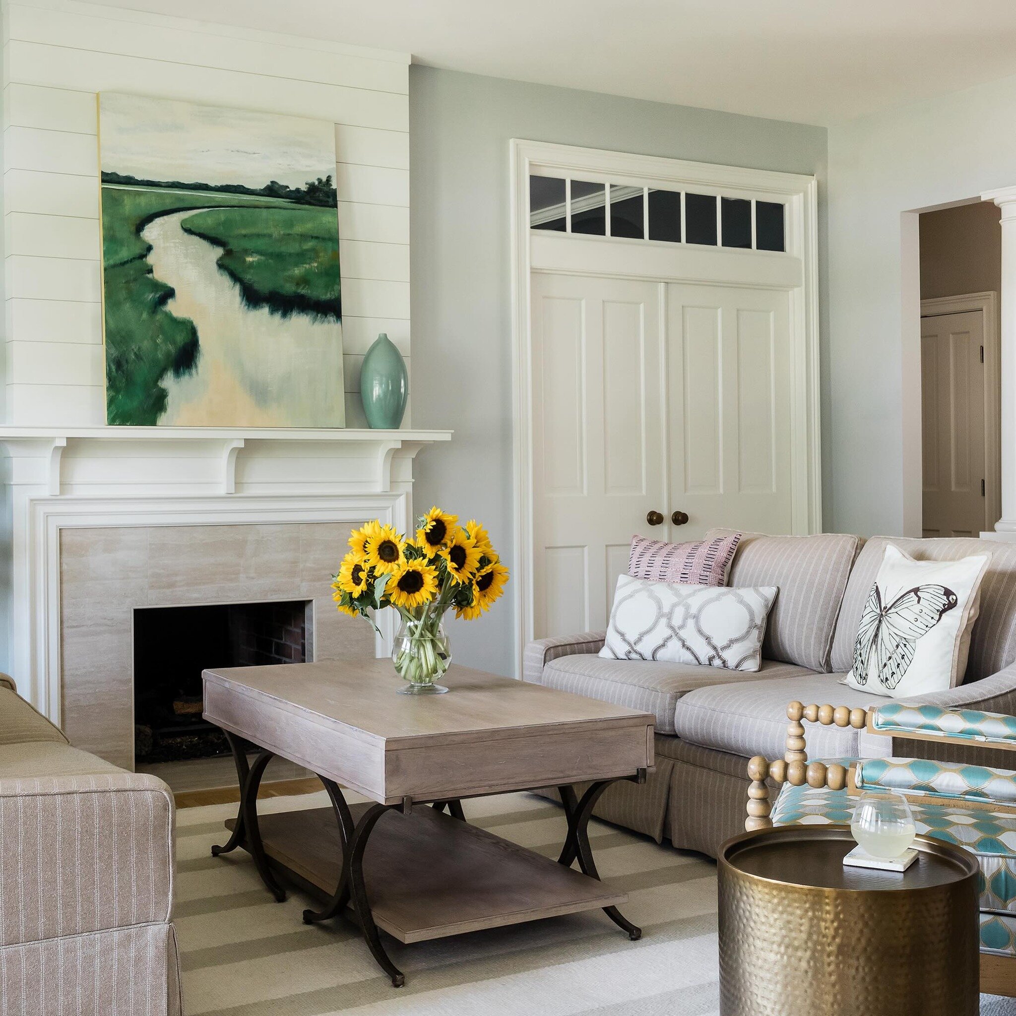 Happy first day of Spring! This Living Room at our #oiscapeneddickretreat project gives Spring time vibes with its soft, warm color palette. 

Photo: @joyellewest 
.
.
.
#opalineis #livingroomdecor #maineliving #oceanhome #oceanhomemag #oceanlifestyl