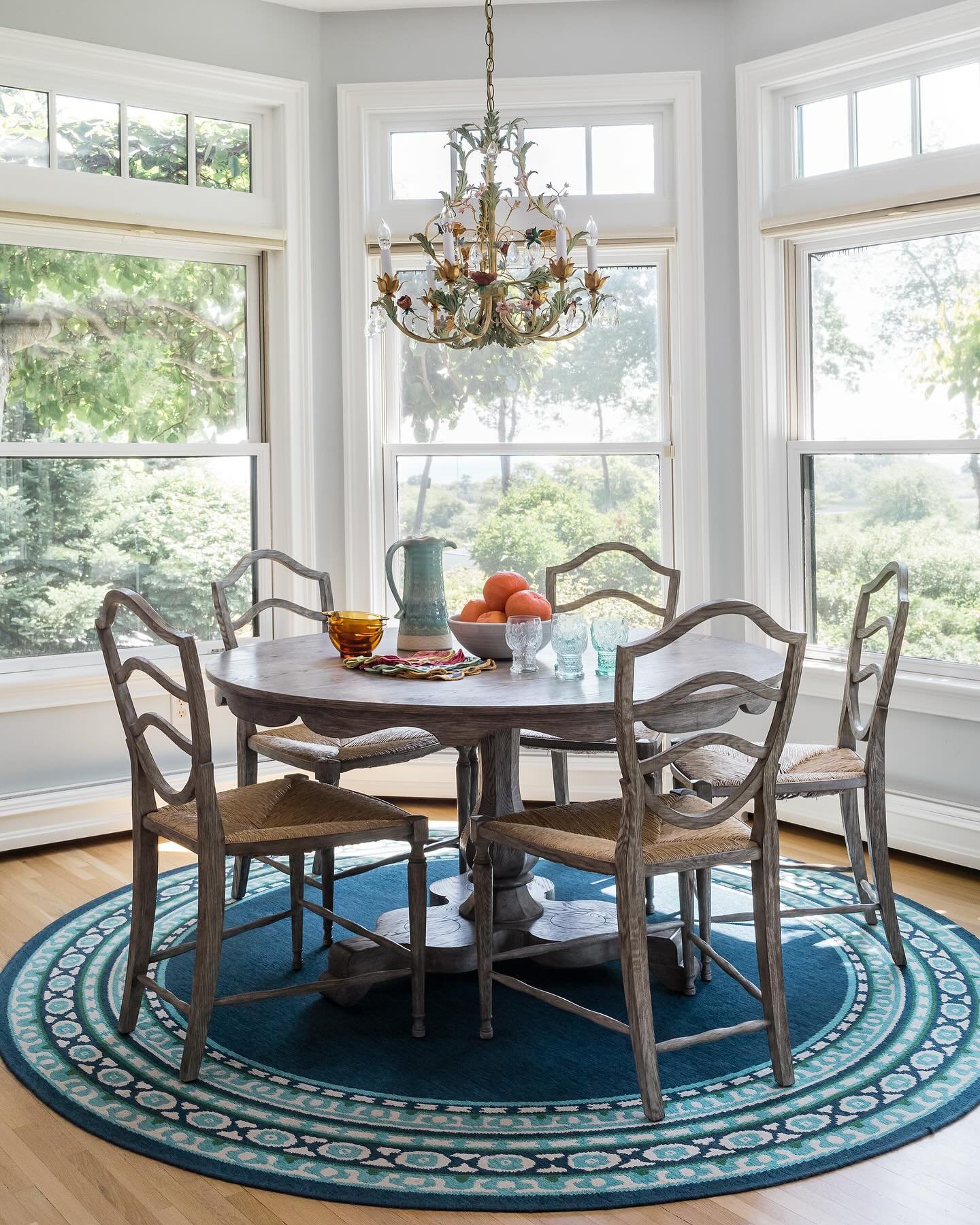 An intermix of organic shapes creates interest in this sunny ☀️ breakfast nook. A very happy room for daily meals with a view.

Photo: @joyellewest 
.
.
.
#opalineis #coastalliving #diningtable #newenglandhome #smmakelifebeautiful #bostoninteriordesi