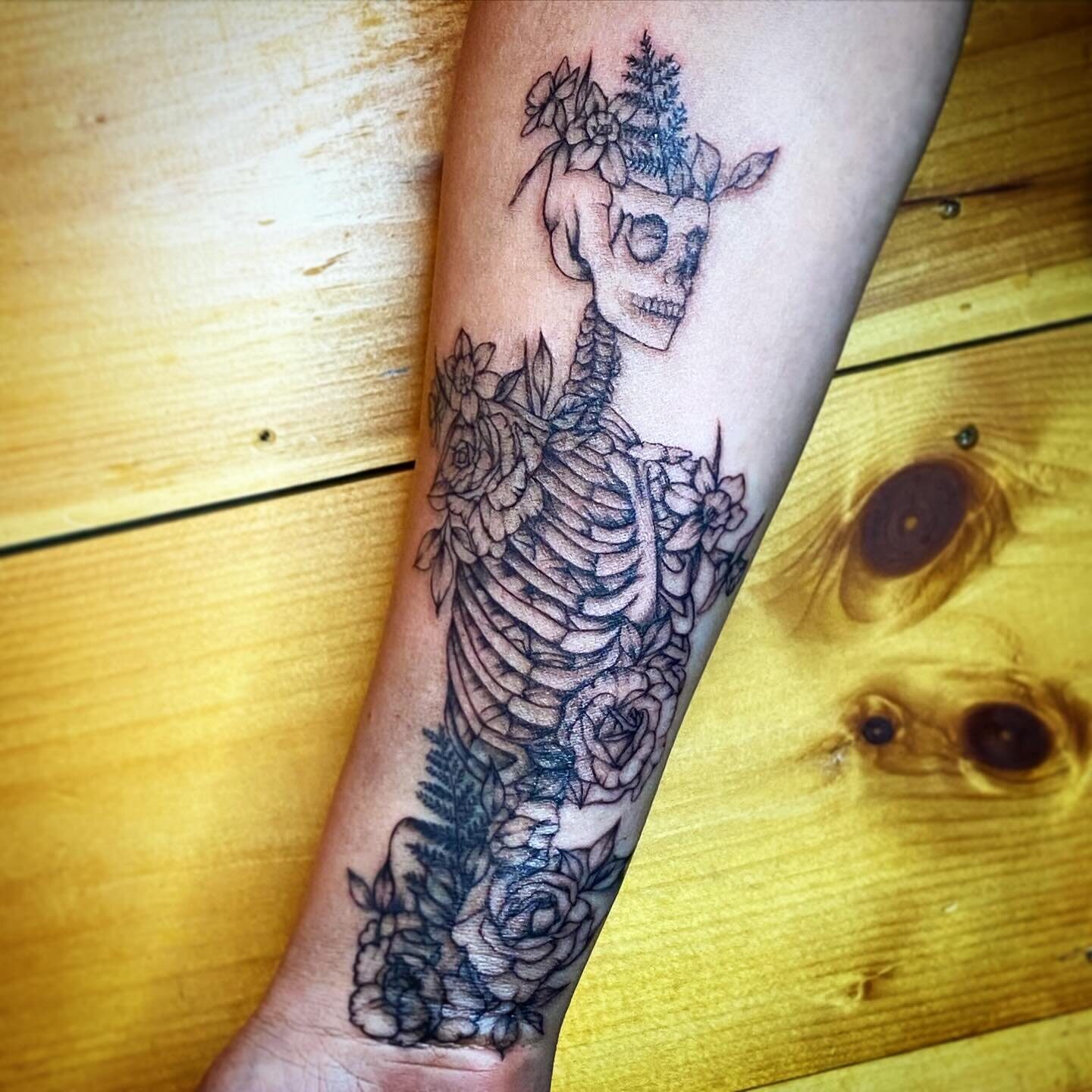 🤍 shes a snack. 
.
.
.
.
#skull #fineline #coverup #tattoo #inked #pretty #girly #tbt #throwbackthursday #womanowned #lgbtq #connecticut #wine #aquarius #flowers #floral #girlytattoo #ct #norwalk #westport #fairfield #stamford #westchester #nyc #new