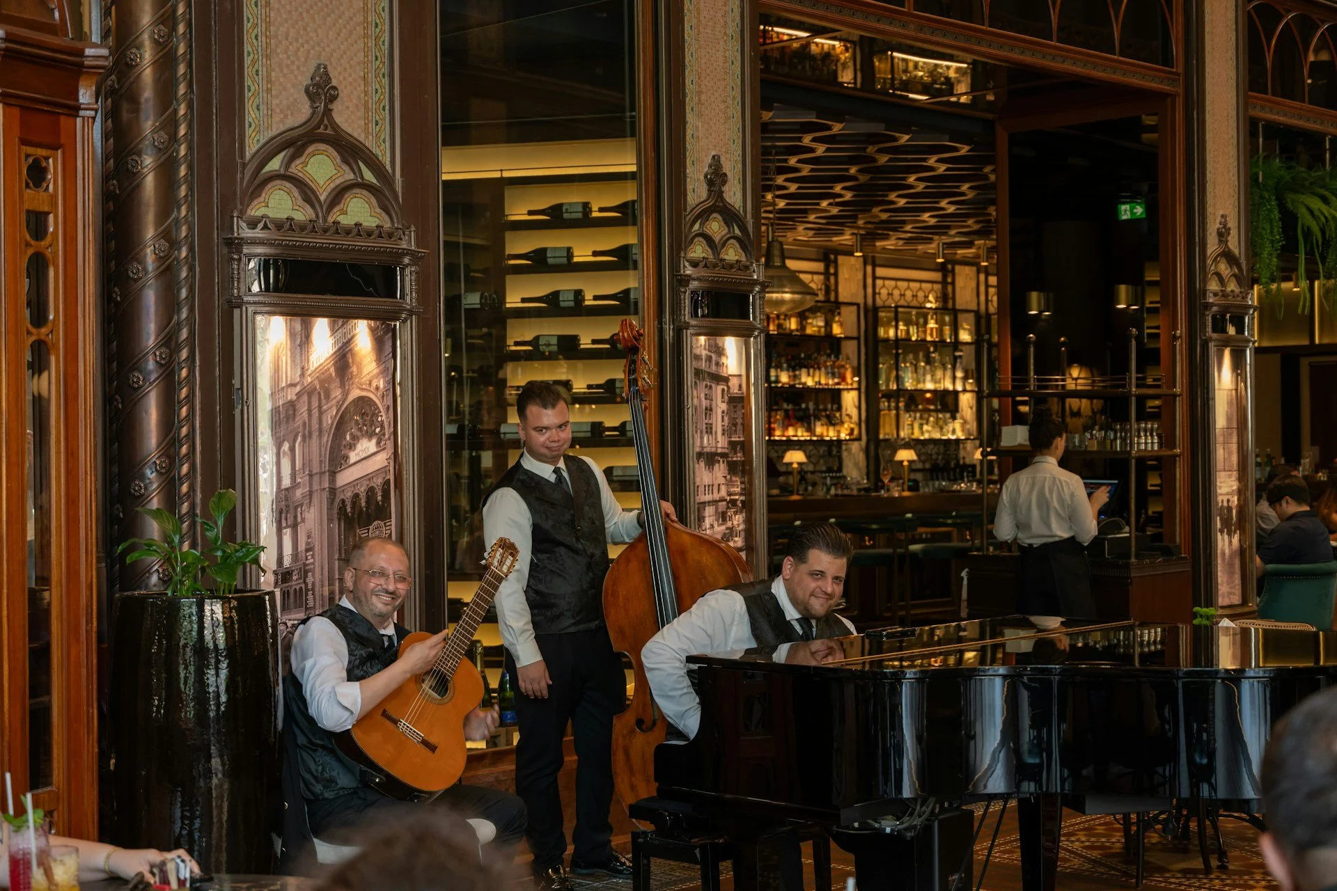 How Live Music Shapes Dining in St. Louis: Volume, Seating, Timing, Orders