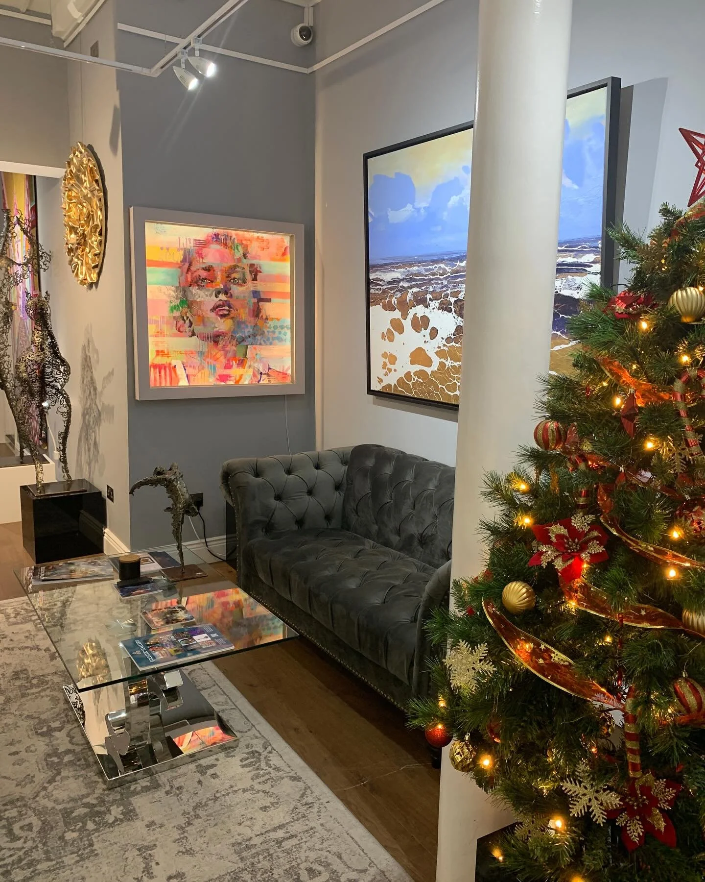 Seasons greetings. Just installed this newly upgraded Luminesco frame on this striking colourful piece by Salva Ginard @salvaginard yesterday at the Eclectic Gallery in Fitzrovia @eclecticgallerylondon 
It comes alive, showcasing the art as never bef