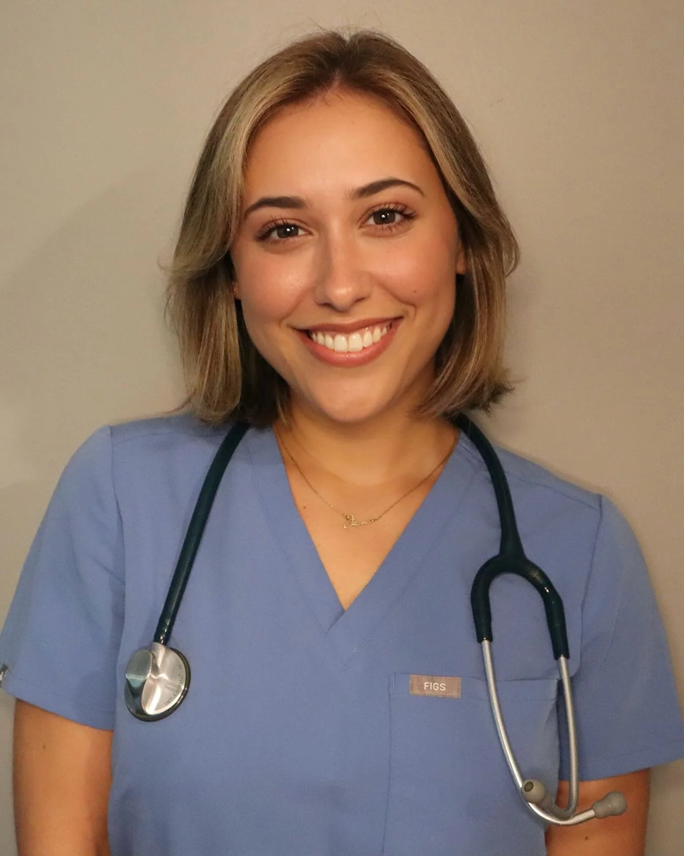 Meet Jennifer Rivera LVT &mdash; one of the compassionate, powerhouse licensed veterinary technicians behind the magic at Wave Veterinary Emergency! 🌊 💛🧡❤️🩷💜💙🐱🐶  
With five years in small animal emergency medicine and three years shaping the 