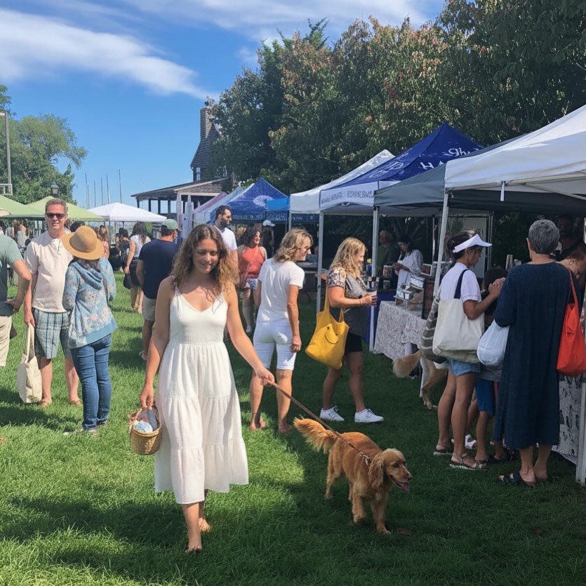 Farmers Markets, arts &amp; crafts festivals, sunset happy hours &mdash; this is the season for big gatherings in the Hamptons ☀️🐾 
If your pet is tagging along, keep an eye out for the less obvious risks:  &bull; Anxiety from large crowds &bull; Lo