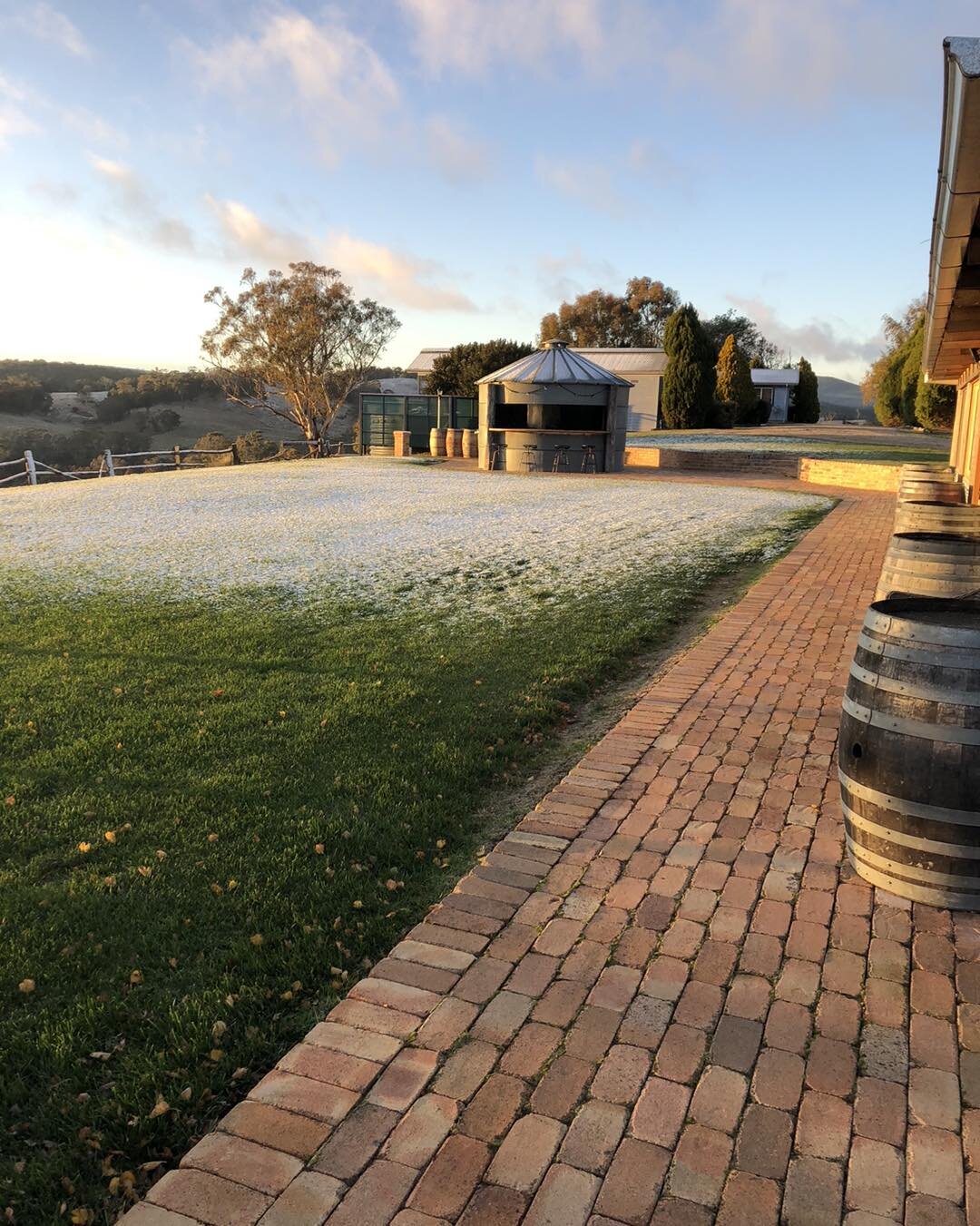 A lovely dusting of snow overnight ❄️ 
.
.
.
.
#snow #oberon #oberonnsw #experienceoberon #visitoberon #countryviews #snowinthecountry