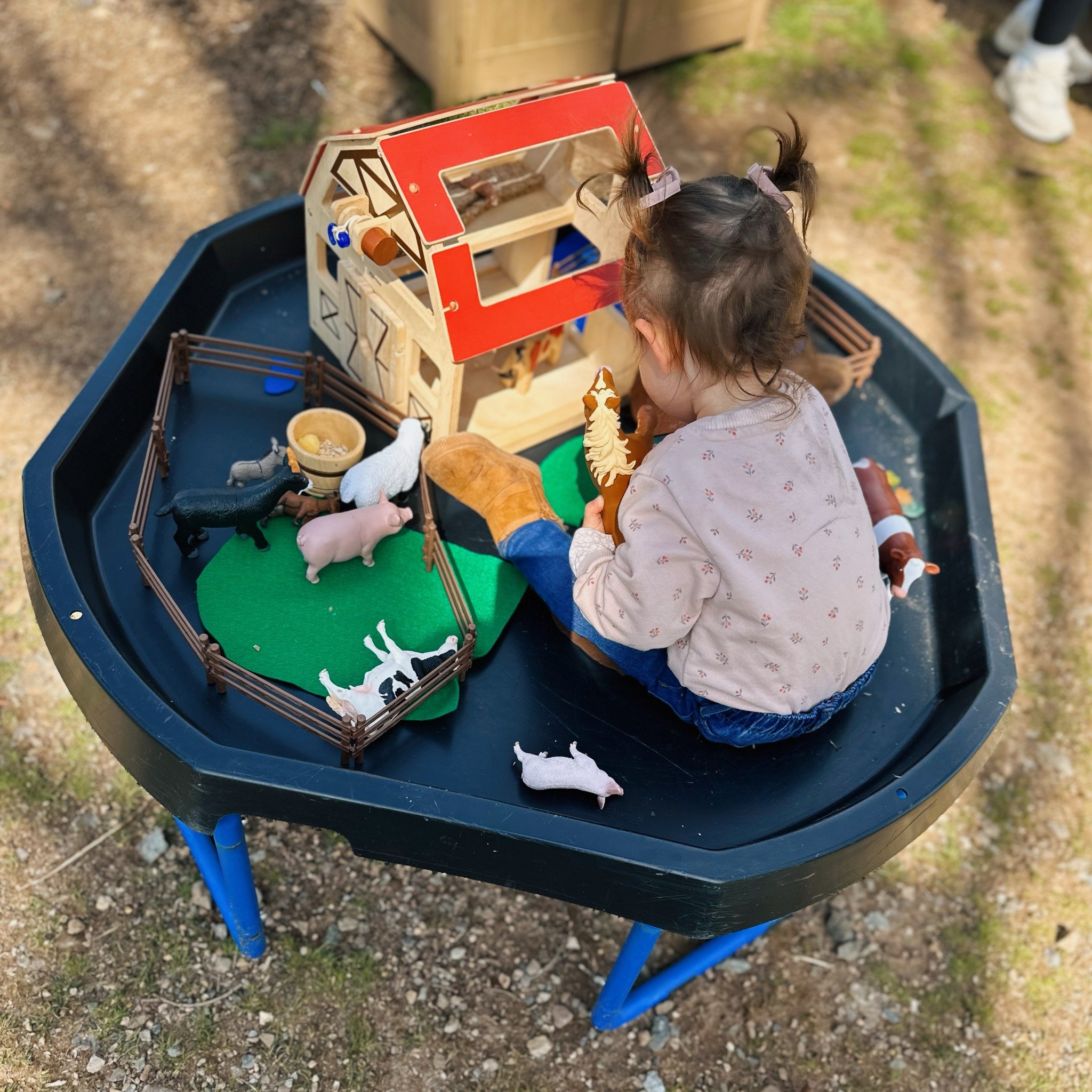 Exploring our farm scene play table from a whole new perspective! 😂🐓 #LittleLunas