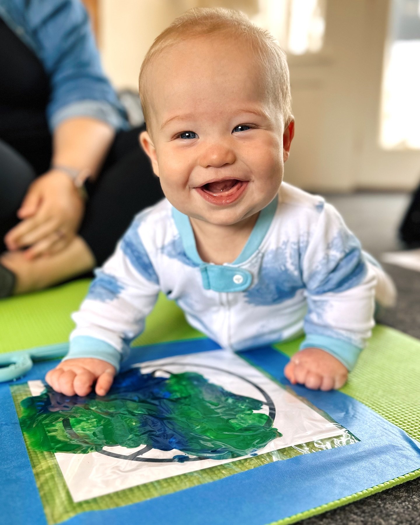An early 💚Earth Day💙 celebration at Baby Sensory Circle! Our little ones enjoyed a mess-free painting activity, playfully squishing paint to make our beautiful planet Earth. 🌎 #babysensorycircle
