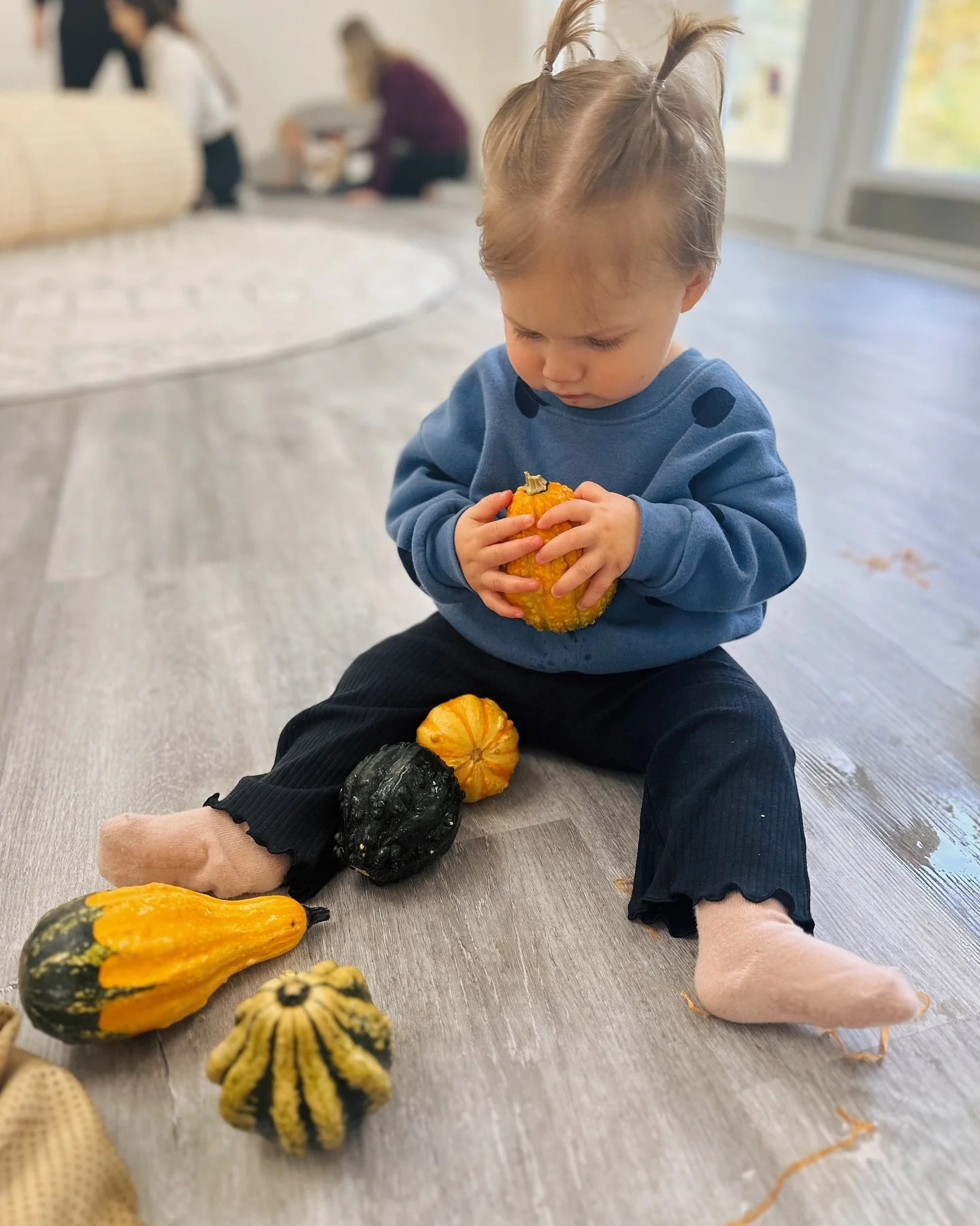 ✨ Snapshots from this week&rsquo;s playgroups ✨

📷 1-4: BSC (7&ndash;12 mos.) &mdash; our pumpkins + fall theme was full of cozy colors and textures! Getting wet in the pumpkin sensory bin was definitely a favorite (sorry, parents! 😅)

📷 5-8: Mini