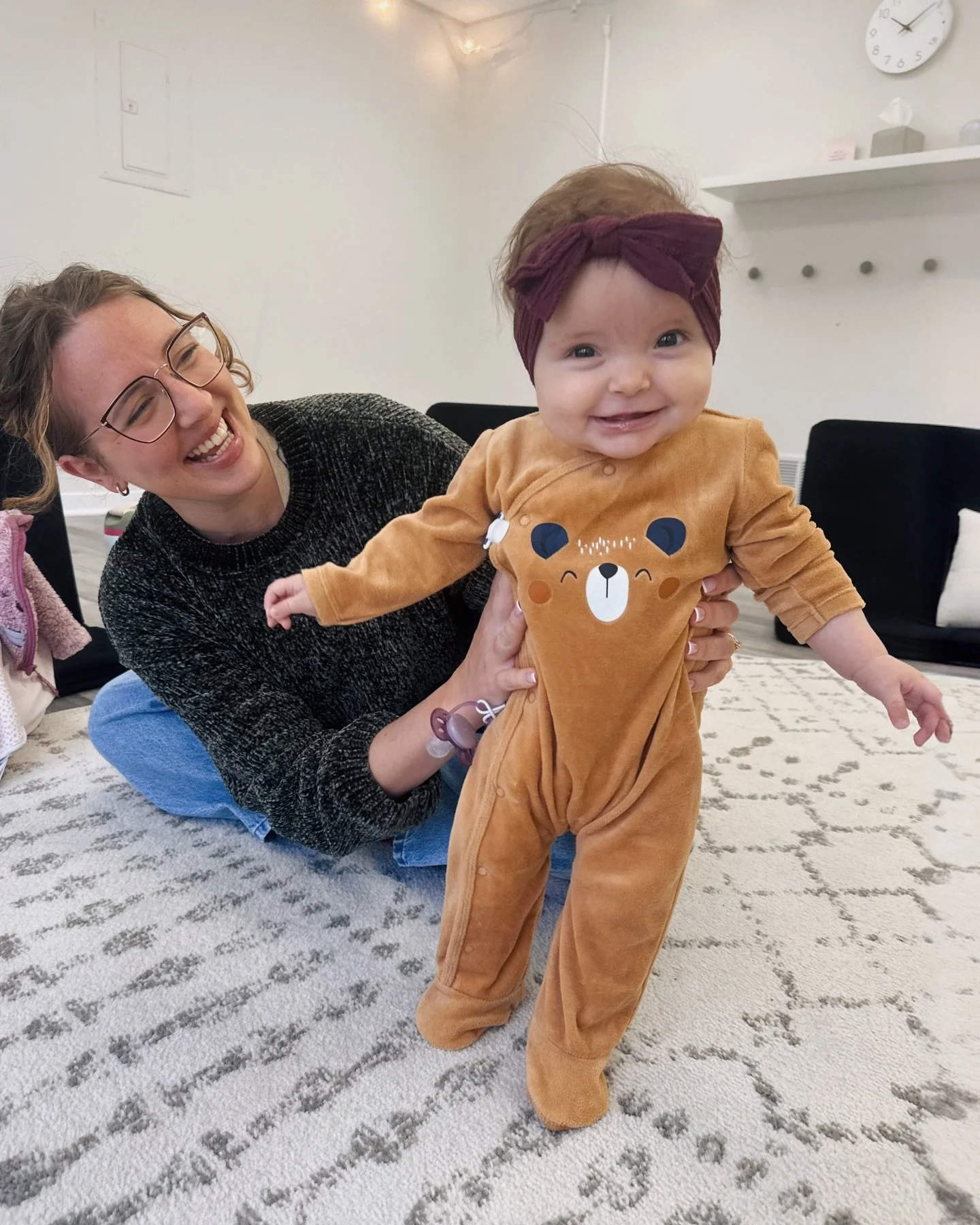 ✨Snapshots from this week&rsquo;s playgroups ✨

👶 1 - BSC (0&ndash;6 months): A sweet mama&ndash;baby moment from this week&rsquo;s circle. We were grateful to have Dr. Michelle Fanciullo @thriving.little.minds  join us to talk about attachment, and