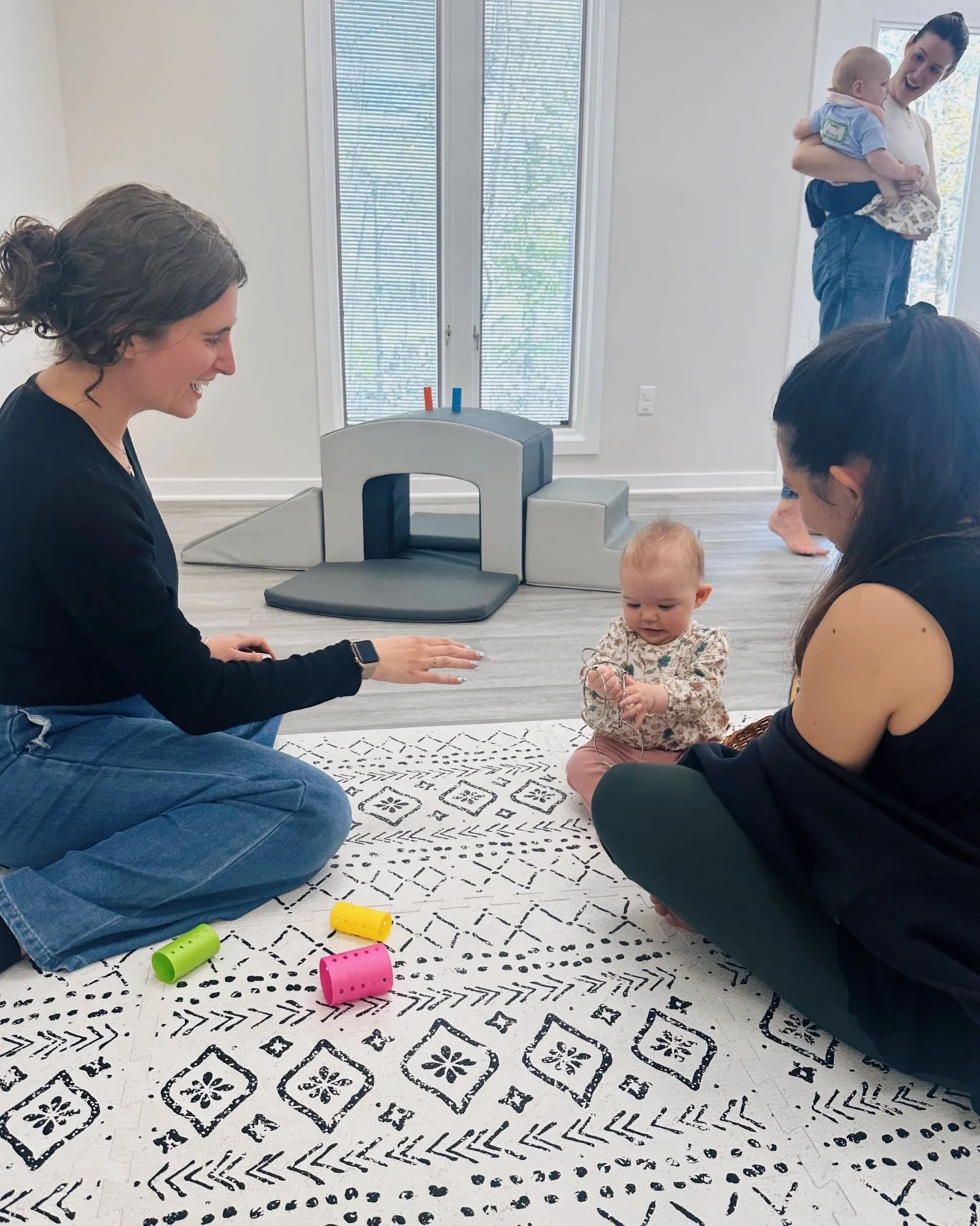 Today in our Baby Sensory Circle (7&ndash;12 months), we were joined by Sarah Coley, Pediatric Speech-Language Pathologist from @coastalkidsphysicaltherapy 

She moved around the room connecting with families, answering questions, and sharing simple 