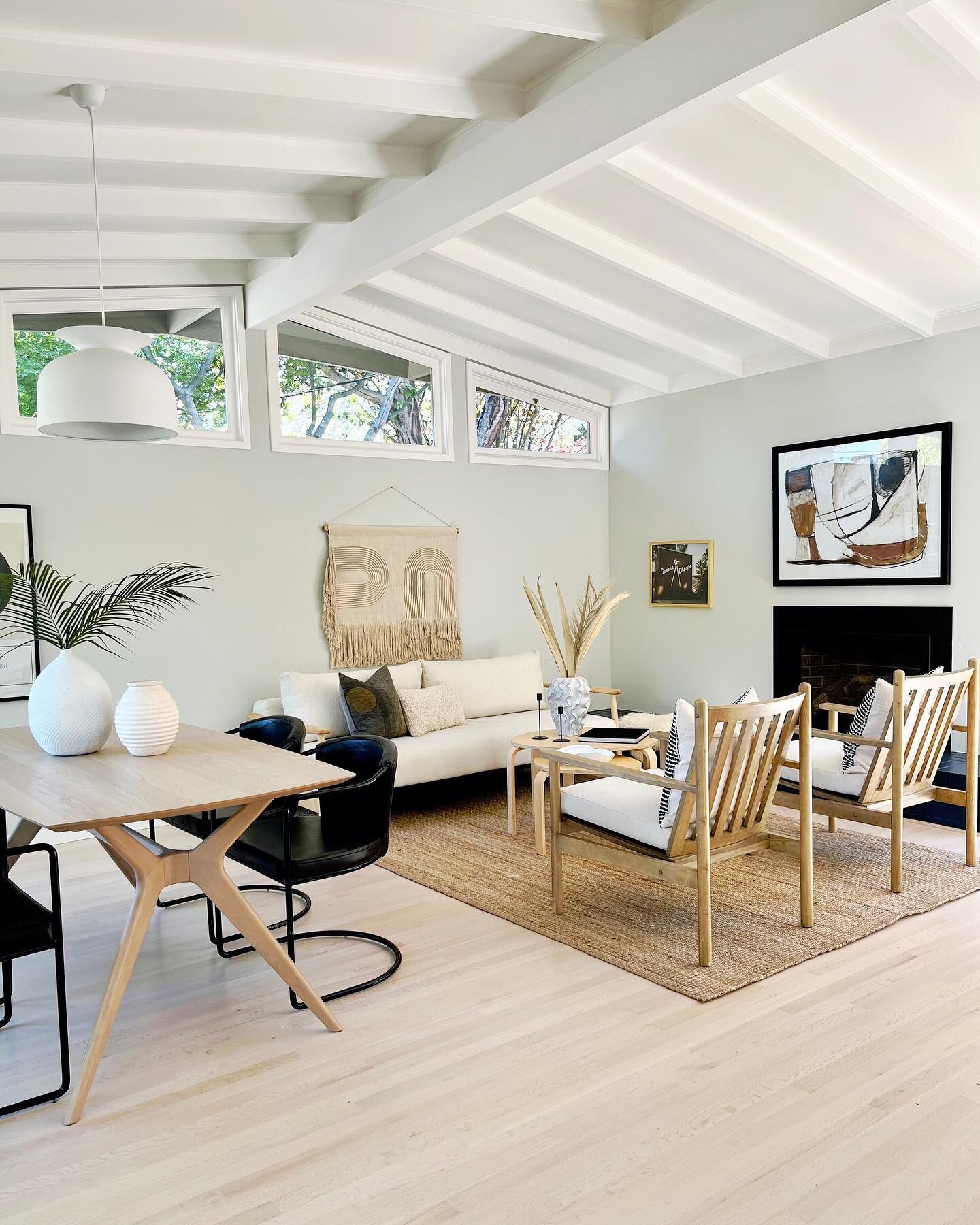 California casual vibes for this mid-century space. Swipe to see the before!
.
.
.
.
#californiacasual #californialiving #bayarearealestate #interiordesign #interiorstyling #designinspo #livingroominspo