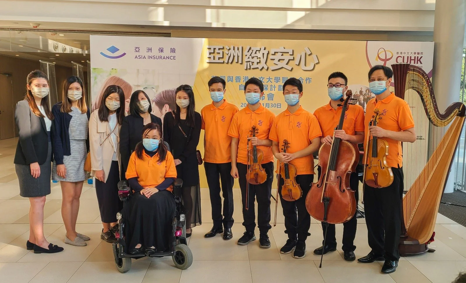 香港共融樂團成員和支持者合影