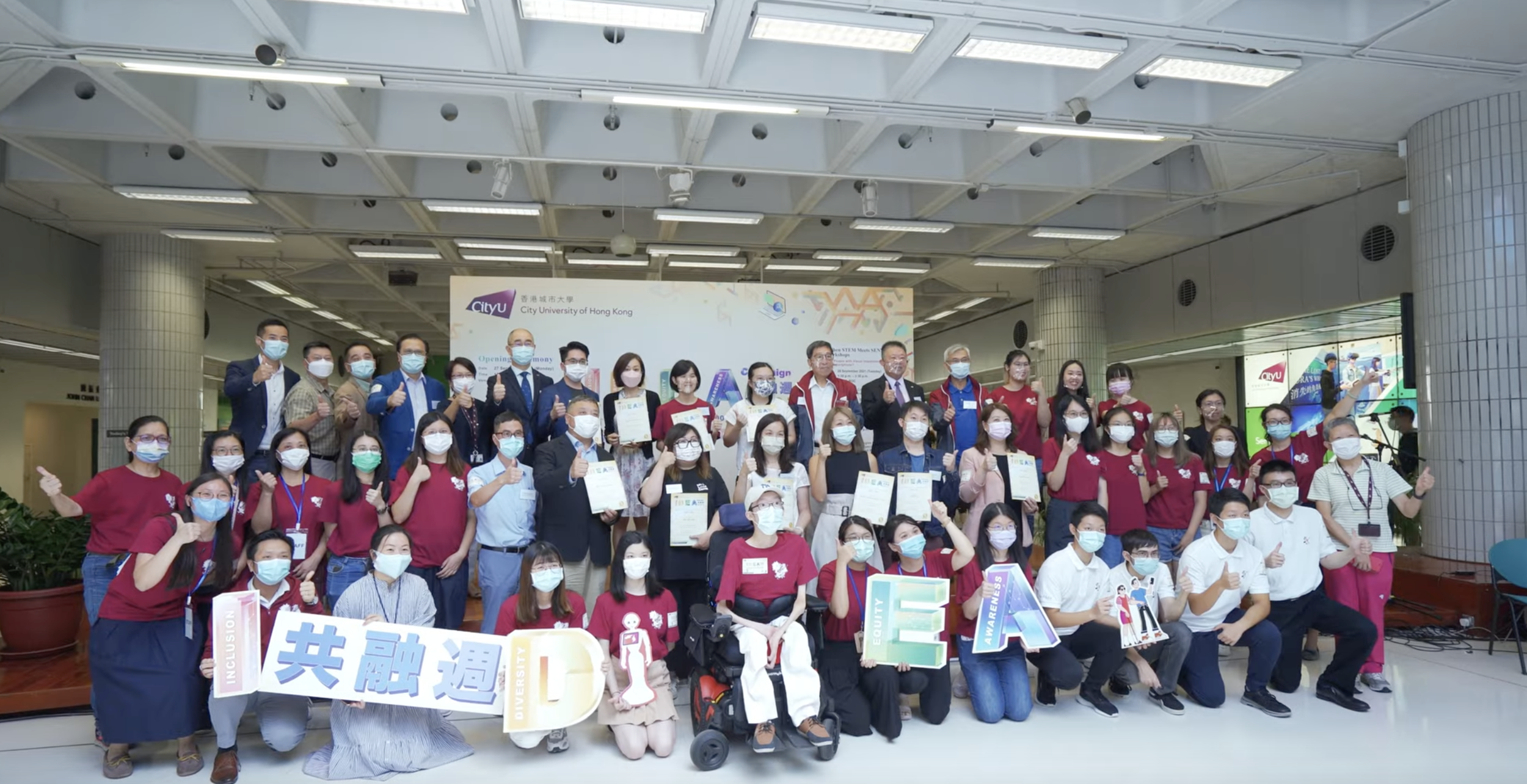 表演者聚集在一起拍照以紀念這一有意義的事件