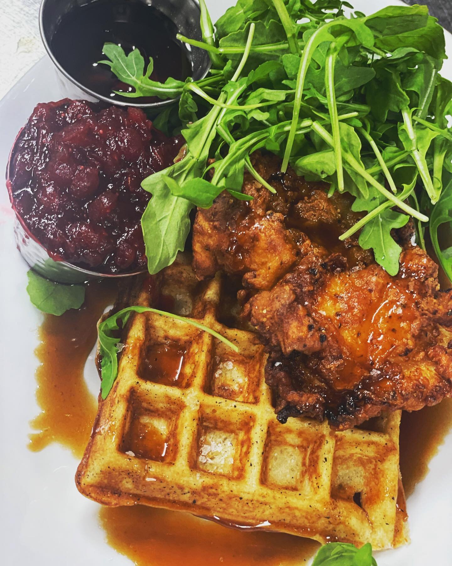 Chicken and waffles are back!!! And with apple cider sauce and fresh cranberry, arugula and sea salt for a New England touch! Come and brunch with us today til 2 pm! 

See you here! 

#sweetsuesphoenicia #catskills #sunday #sundaybrunch #chickenandwa