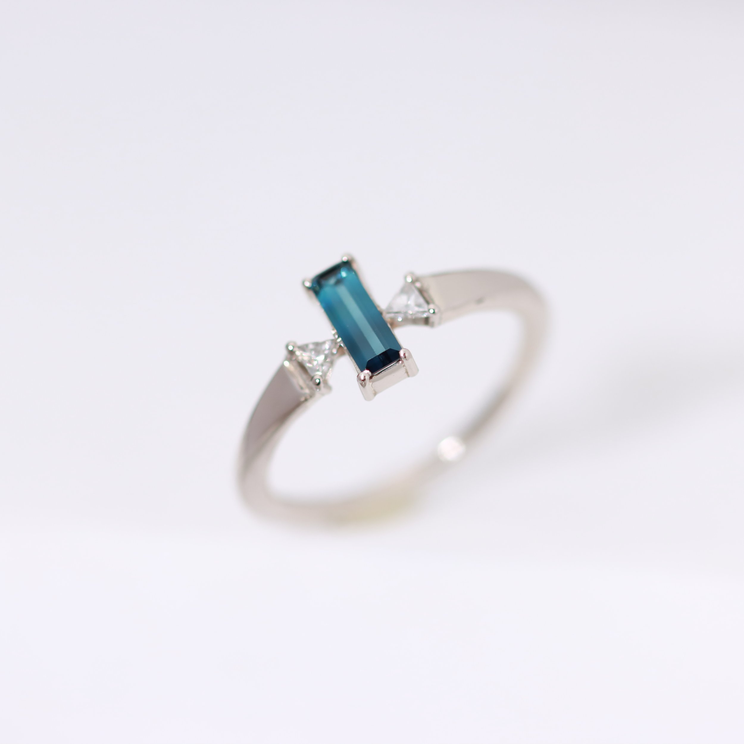Bague en or blanc 18ct sertie d'une tourmaline et de diamants