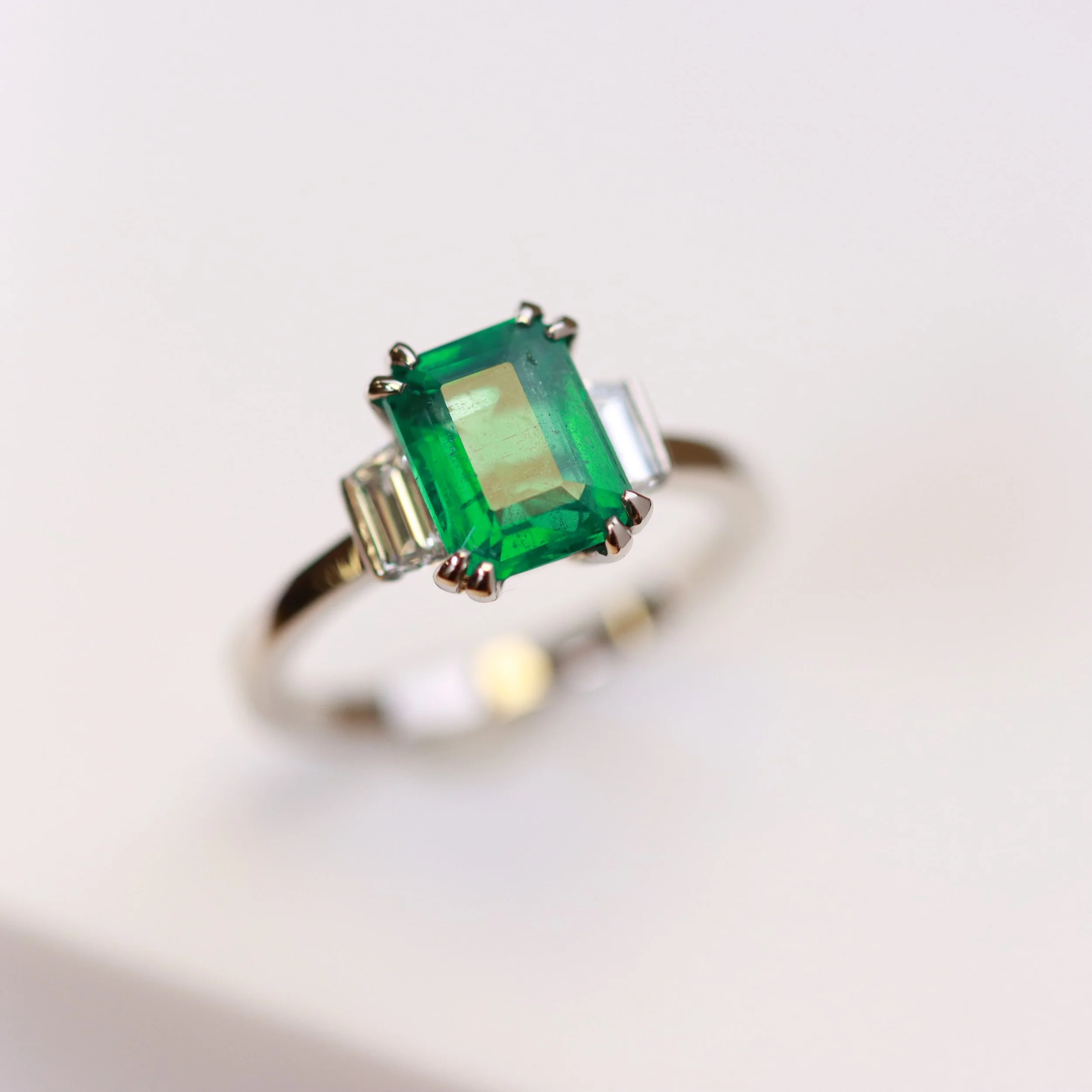 Bague en or blanc 18ct sertie d'une émeraude et de diamants