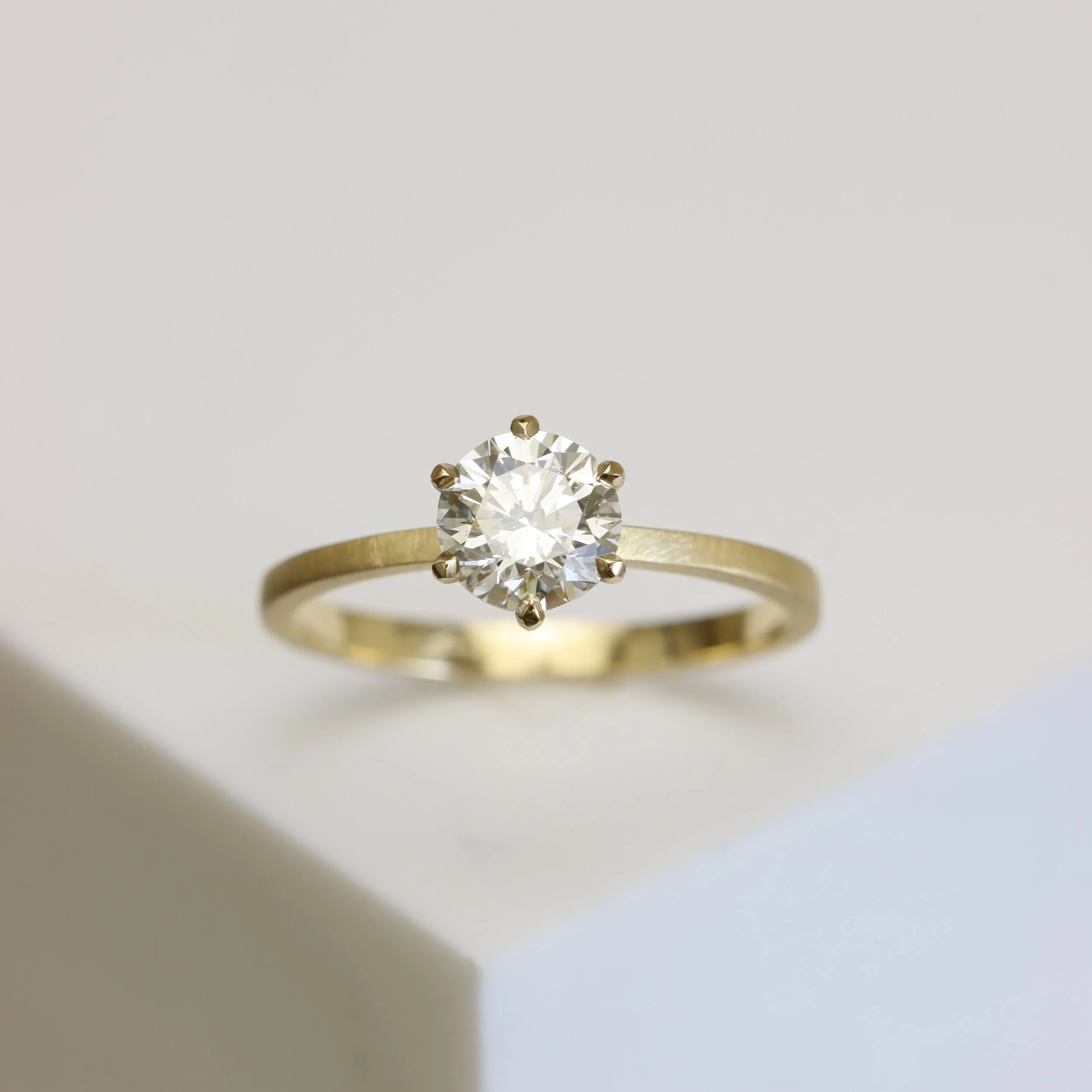 Bague en or jaune 18ct sertie d'un diamant