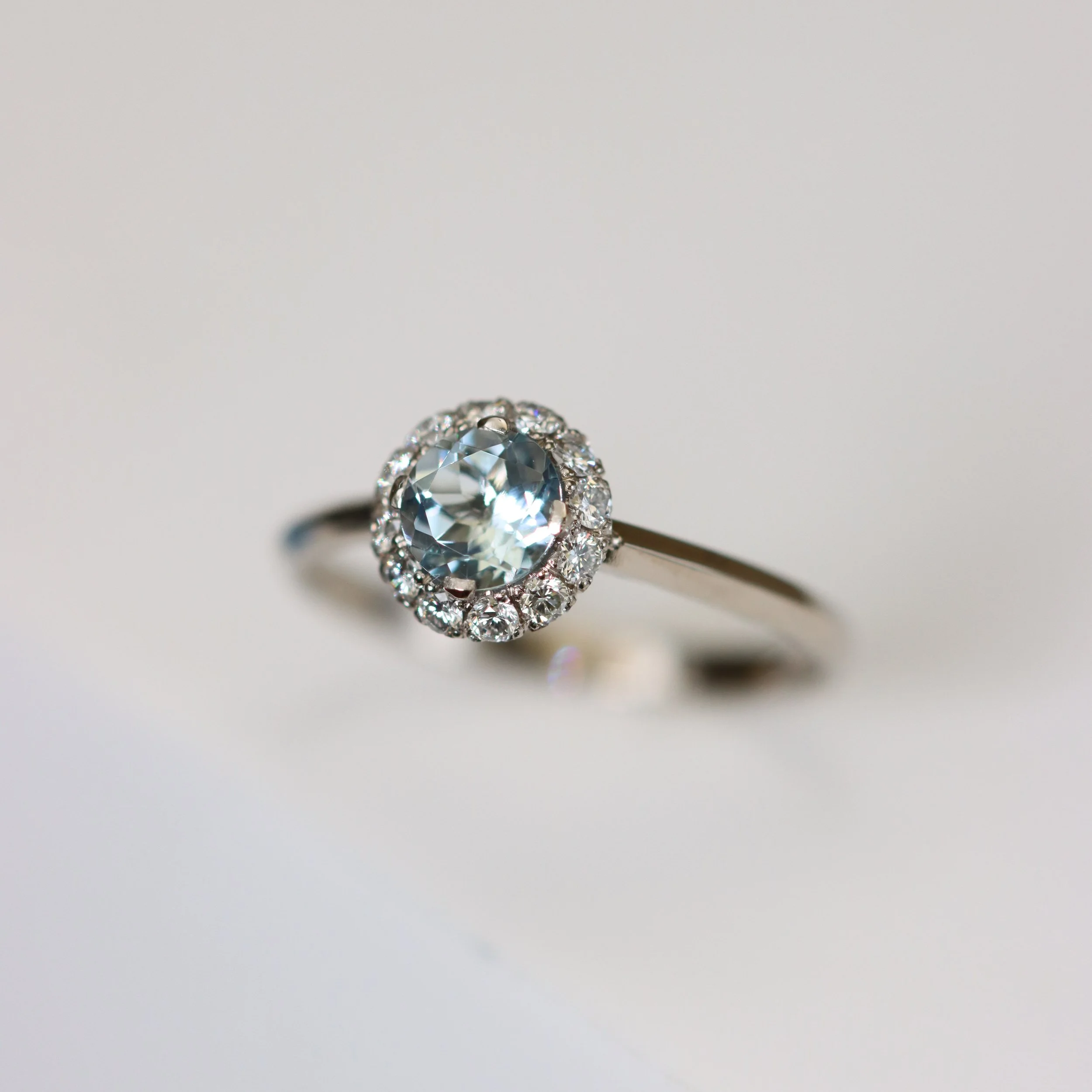 Bague en or blanc 18ct sertie d'une aigue-marine et de diamants