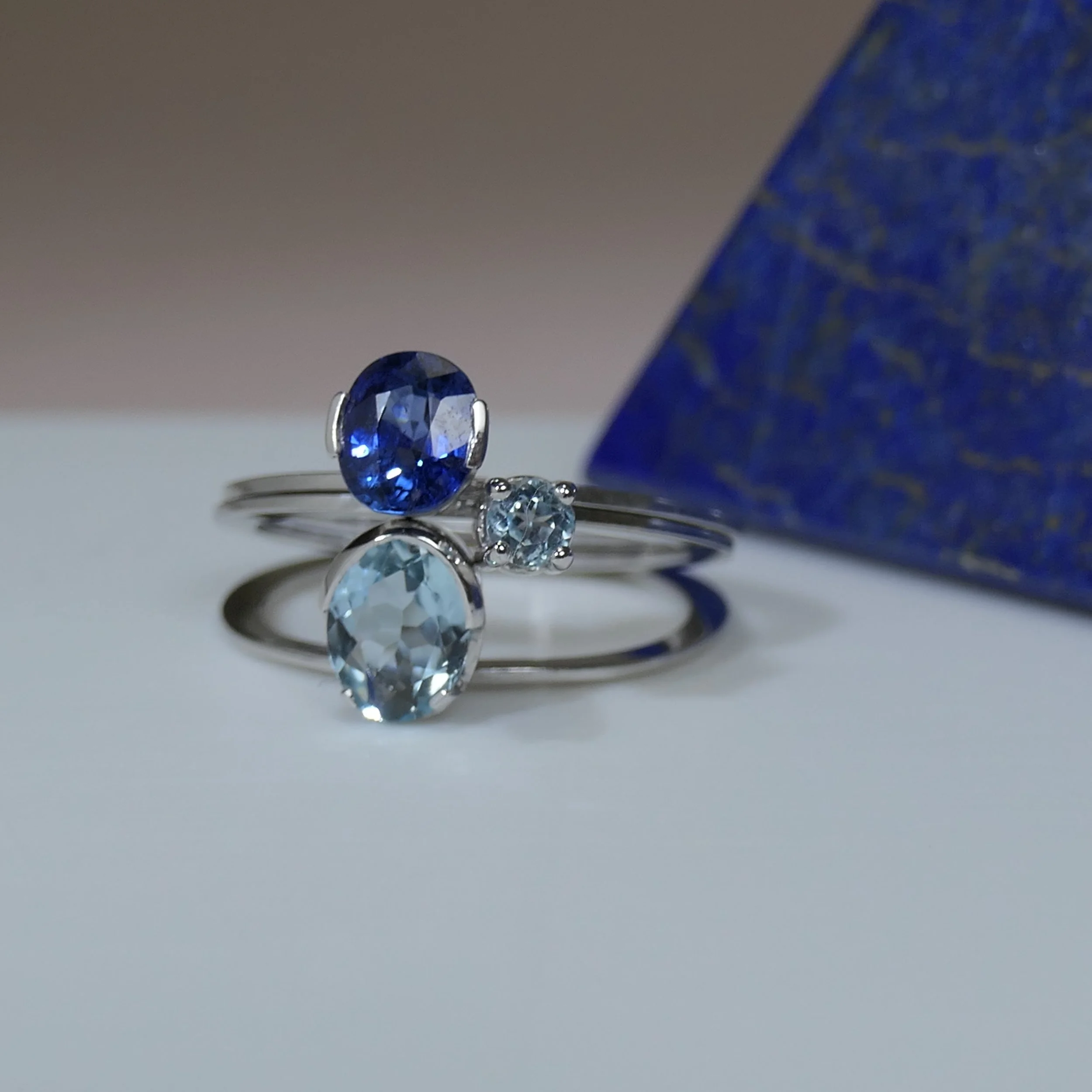 Bague en or blanc 18ct sertie d'un saphir et d'aigues-marines